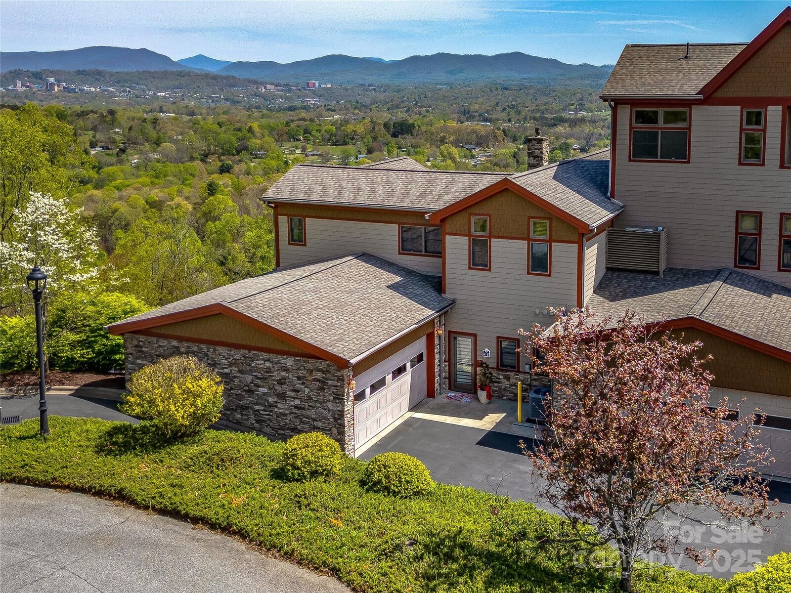 Property Photo:  4 Chimney Crest Drive  NC 28806 