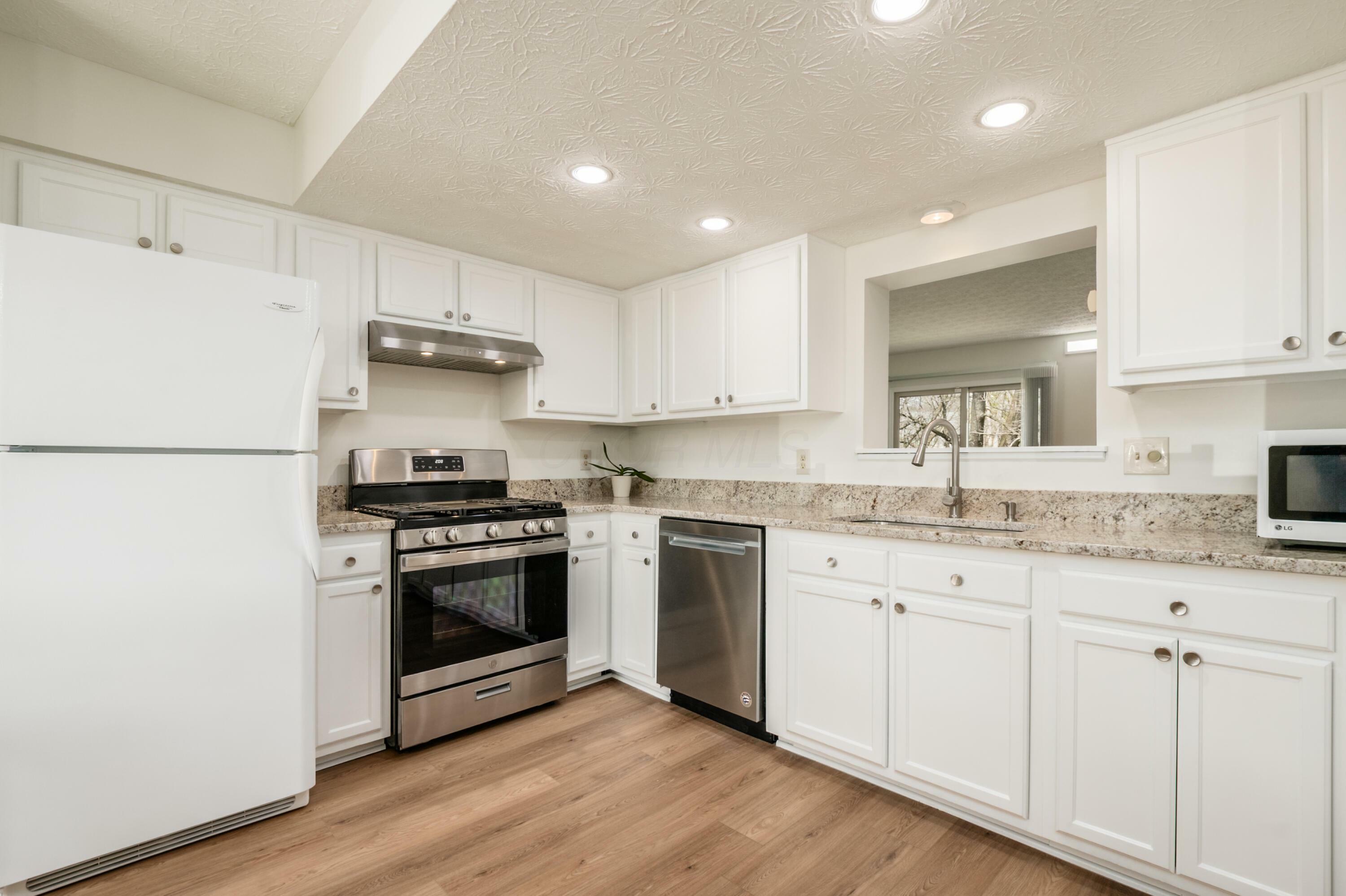 Property Photo: 3242 Brookview Way OH 43221