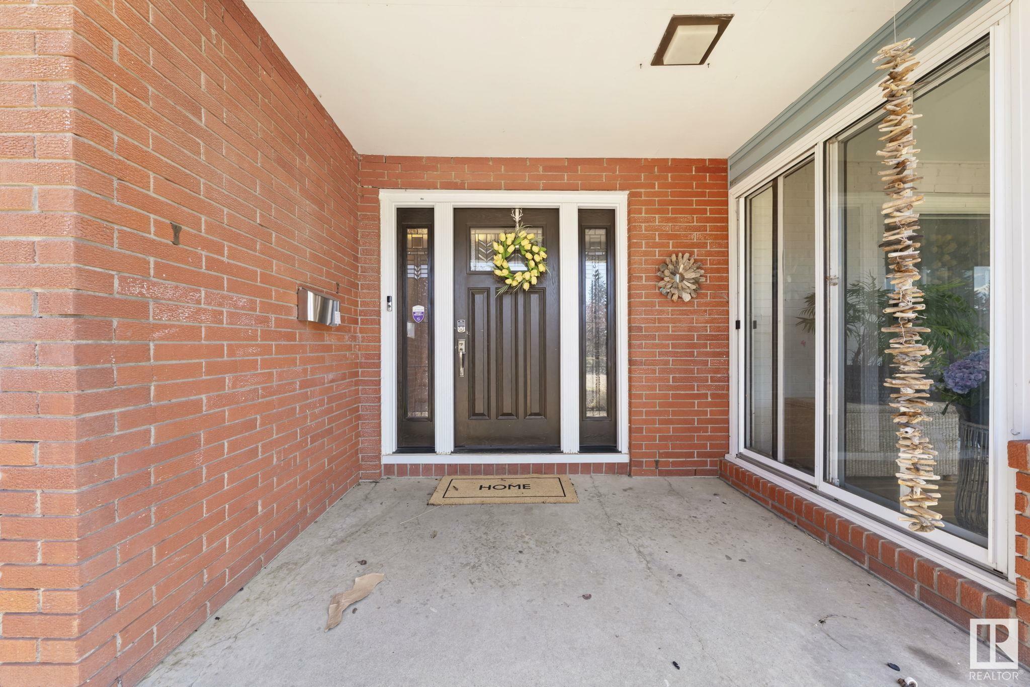 Photo de la propriété: 9015 140 Street NW AB T5R 0J7