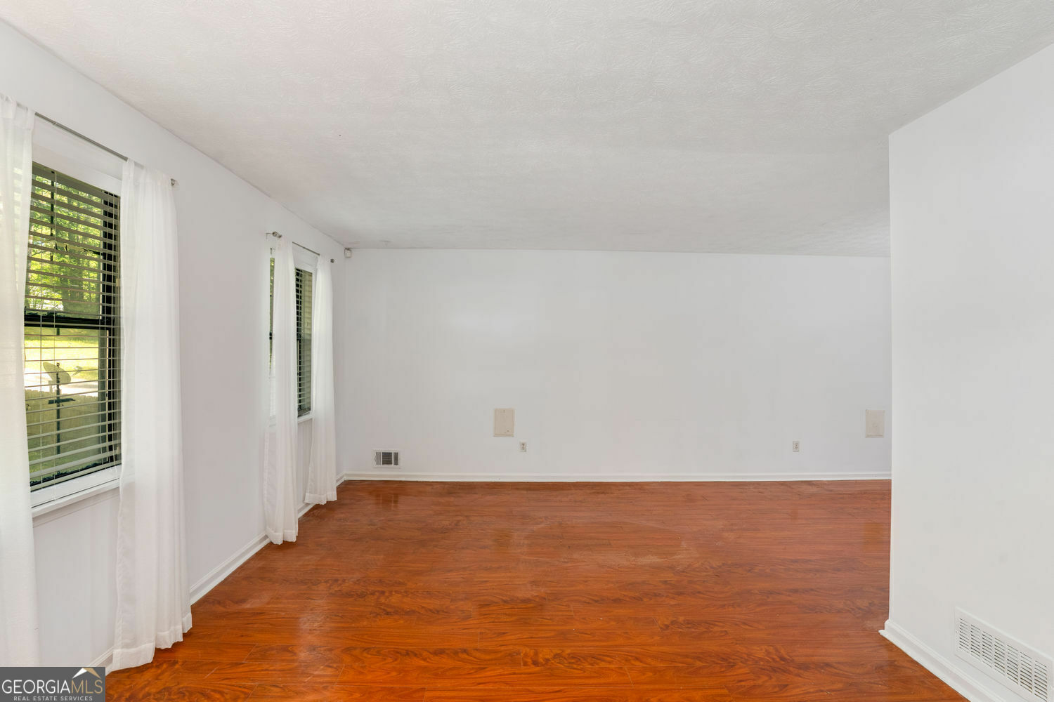 Property Photo: 484 Aberdeen Drive GA 30083