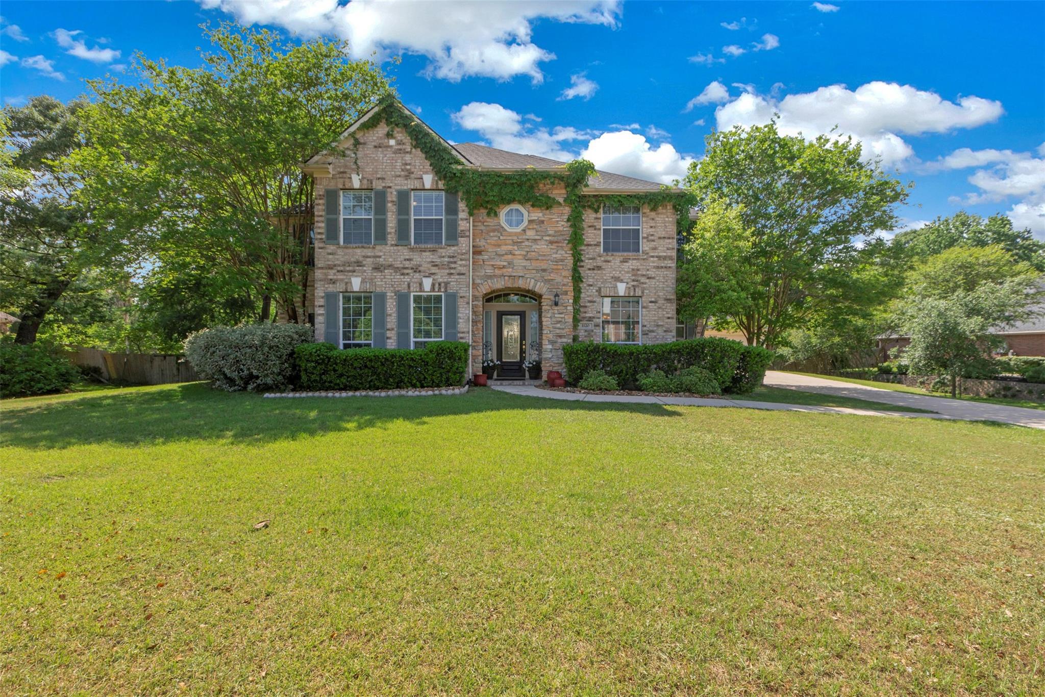 Property Photo: 1120 Silveridge TX 77304