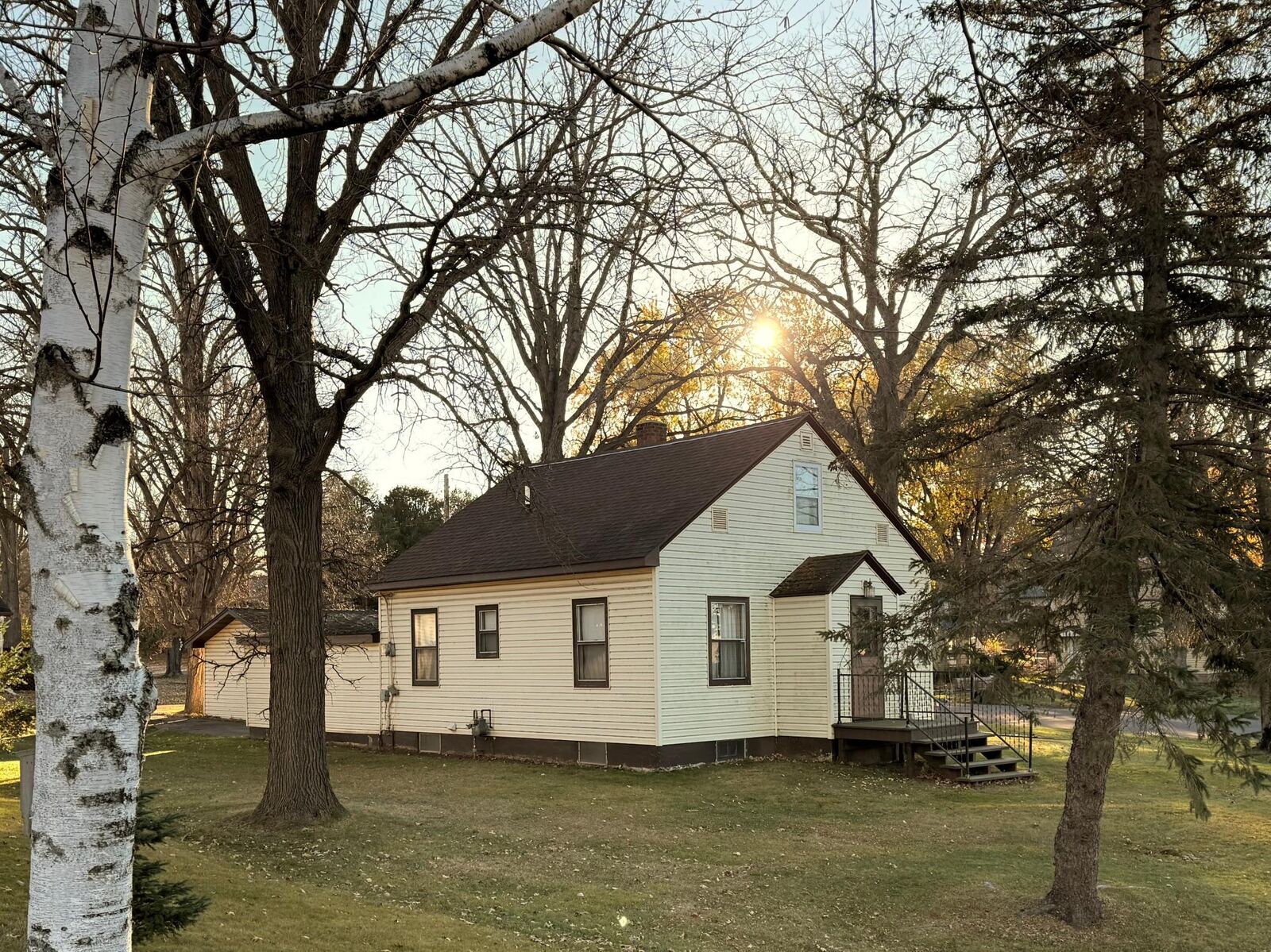 Property Photo:  685 Main Street W  MN 56342 