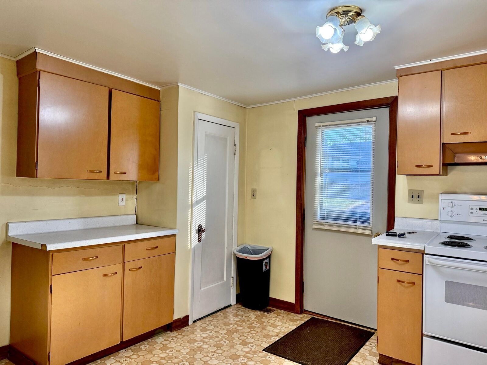 Property Photo:  685 Main Street W  MN 56342 