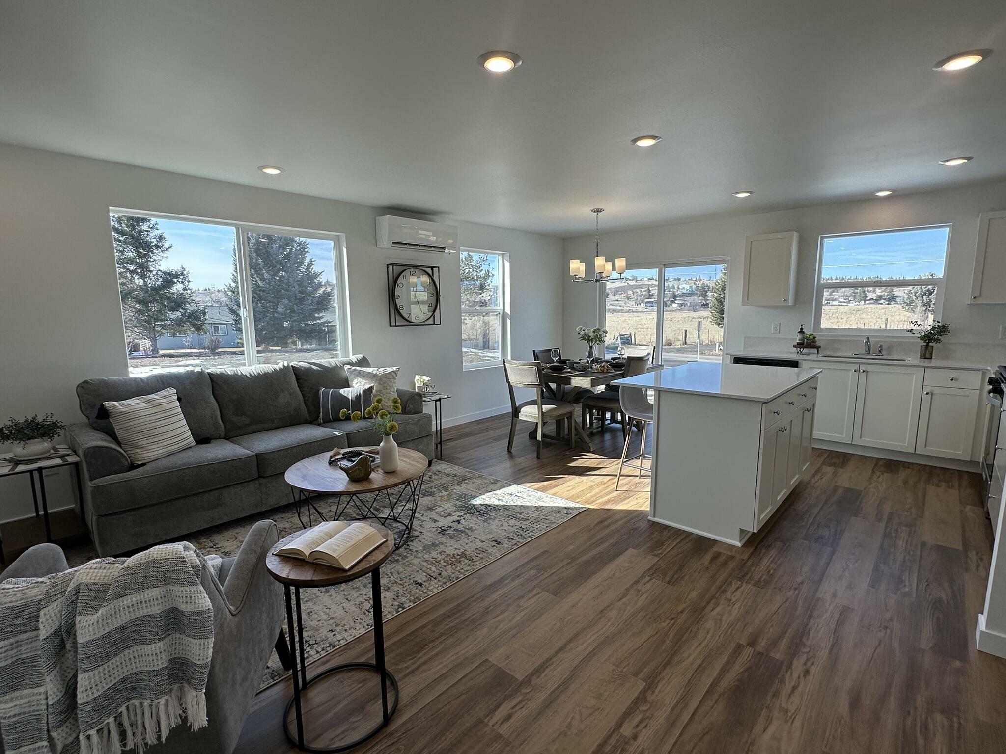 Property Photo: 724 NE McCampbell Street OR 97741