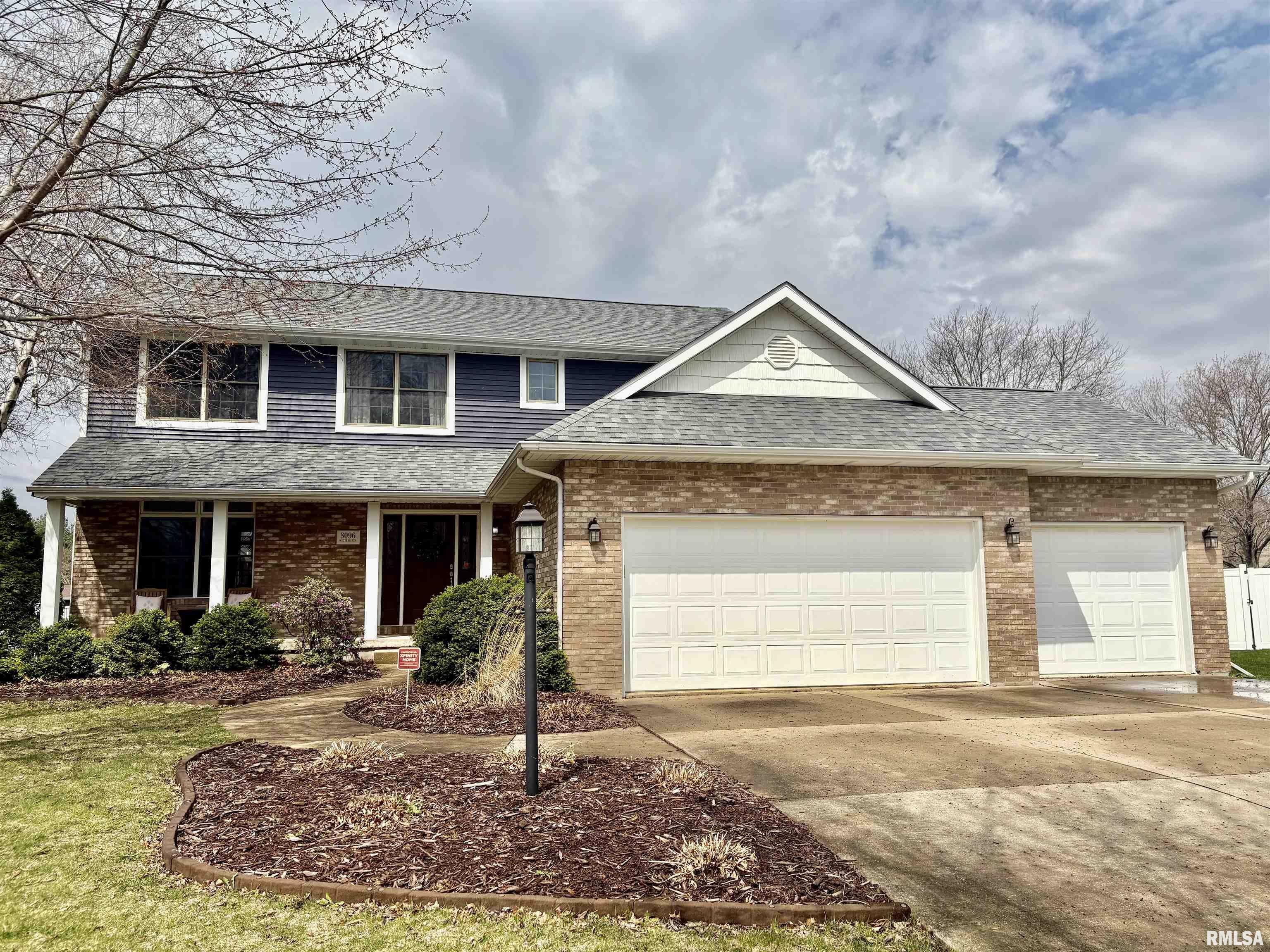 Property Photo: 3096 Whitehaven Circle IL 61401