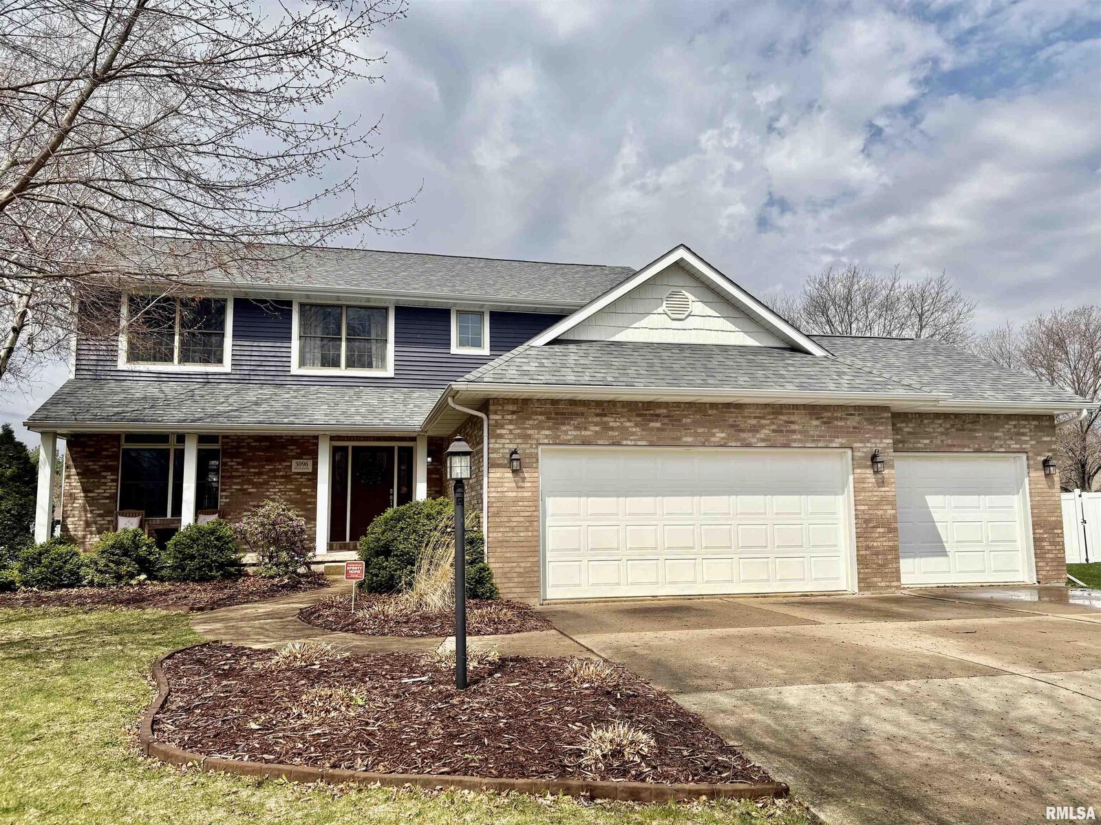 Property Photo: 3096 Whitehaven Circle IL 61401