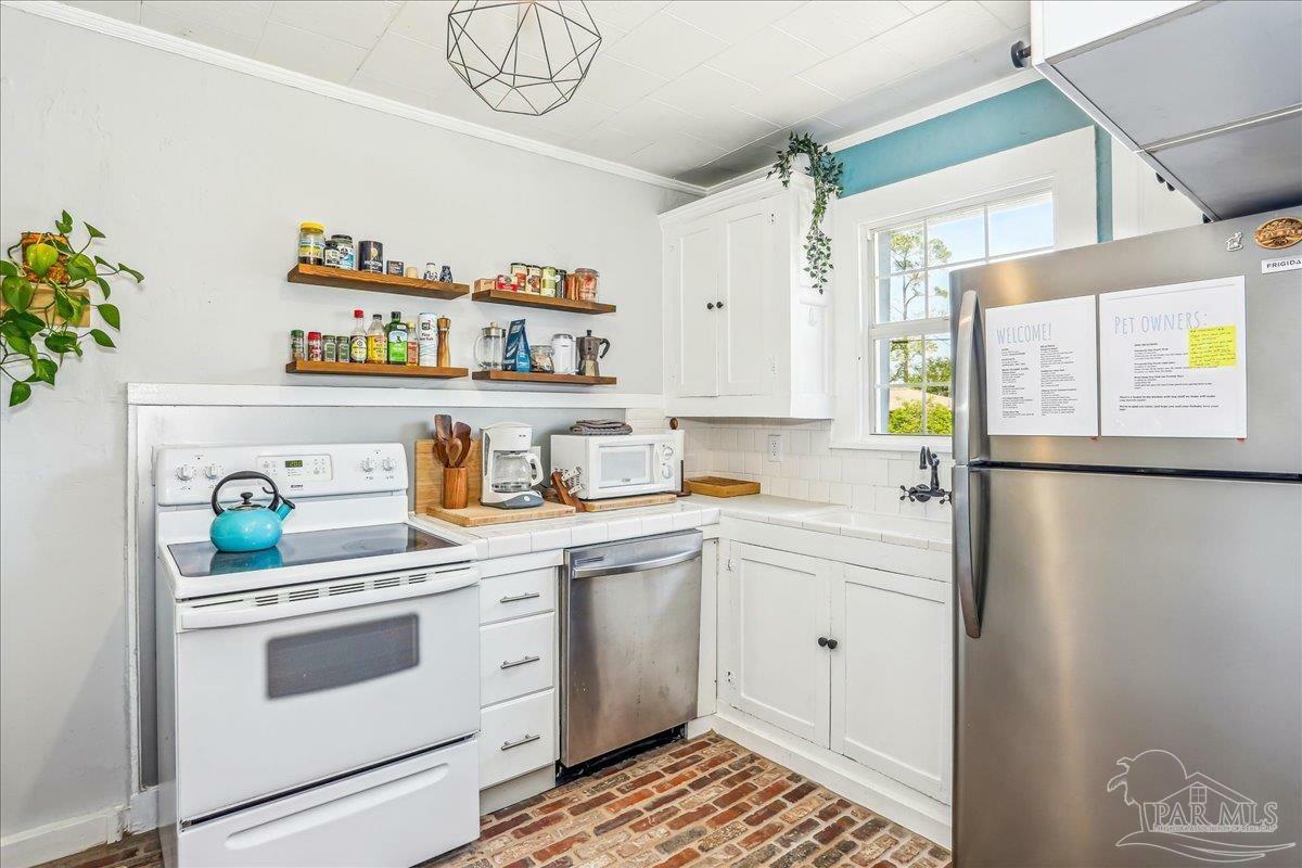 Property Photo: 2005 N Baylen St FL 32501