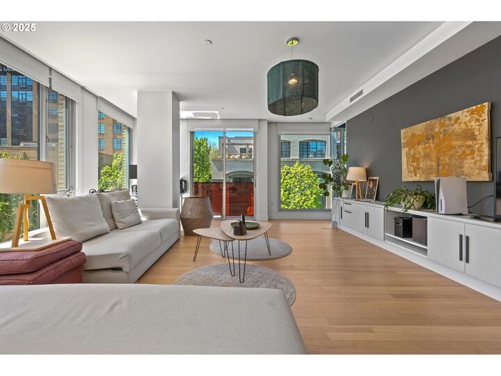 Property Photo:  937 NW Glisan St 431  OR 97209 