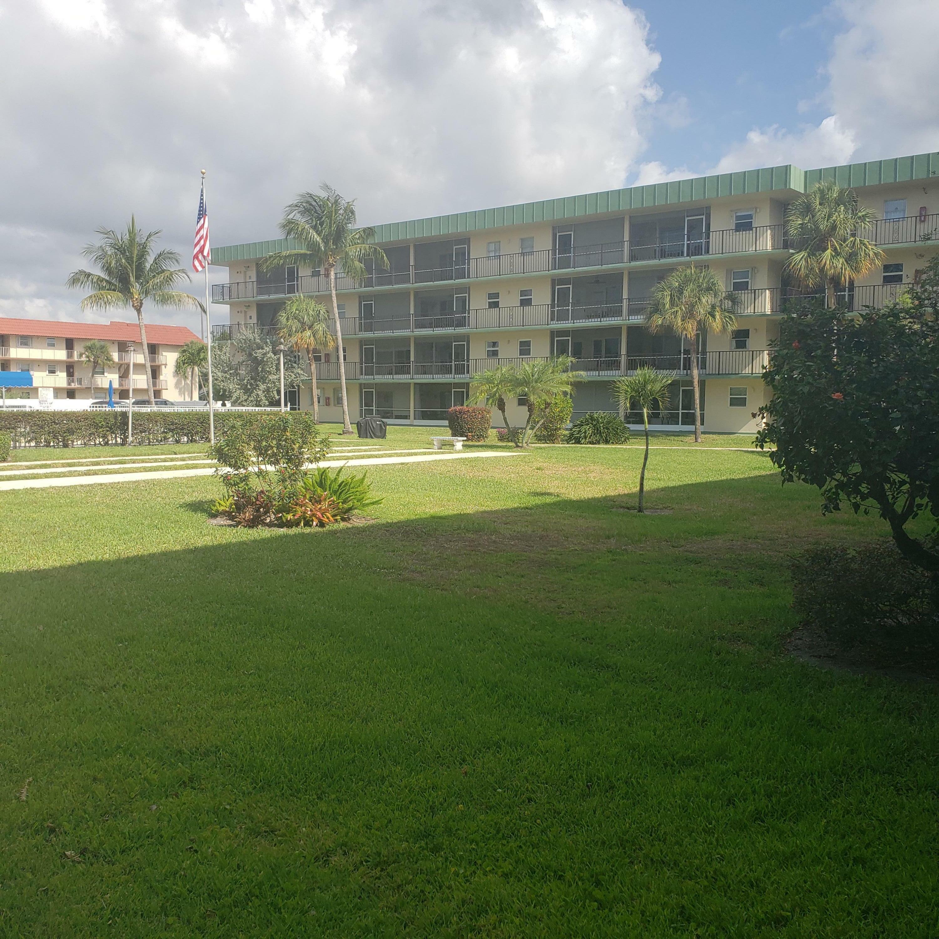 Property Photo: 806 SE 7th Street 302 FL 33441