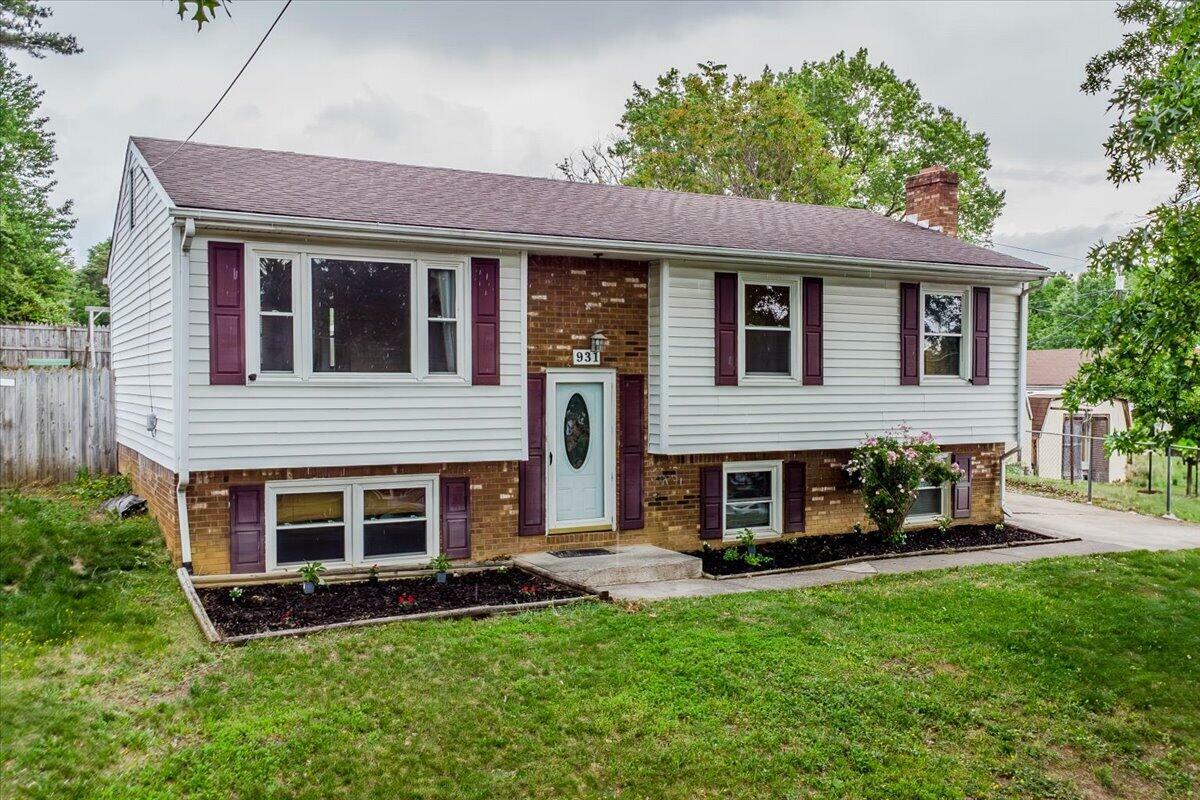 Property Photo: 931 Hedgewood Dr NW VA 24017