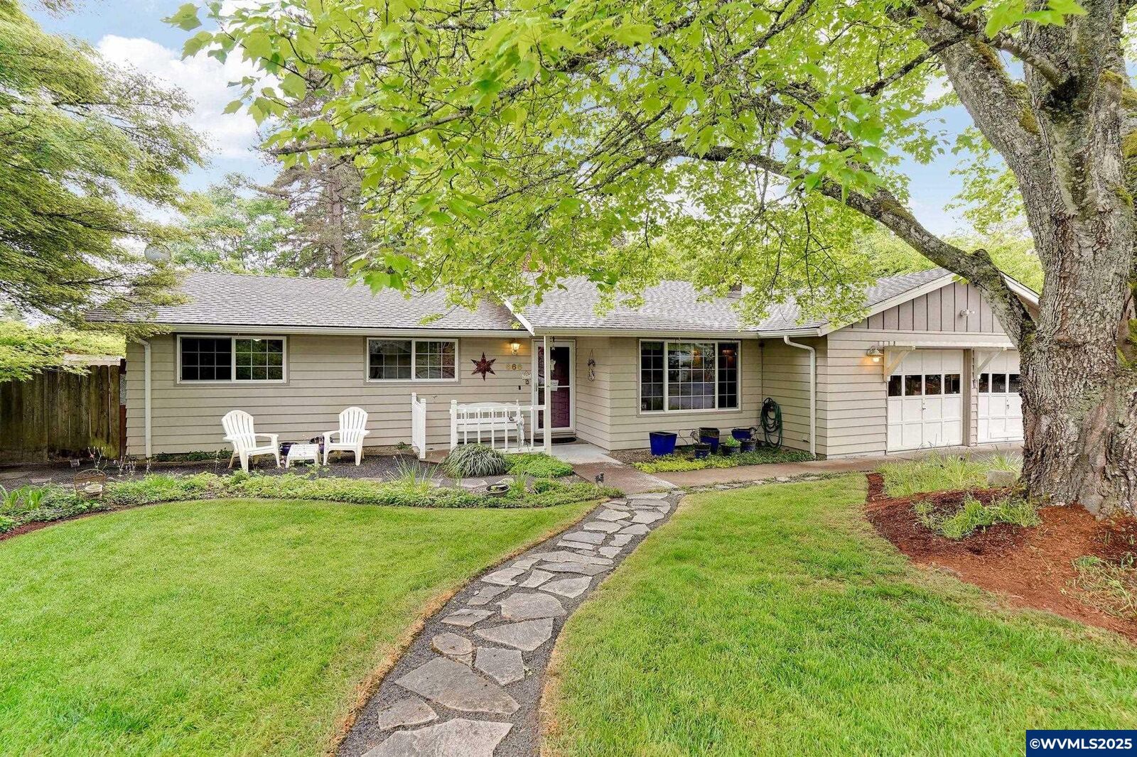 Property Photo:  666 NW Maxine Av  OR 97330 