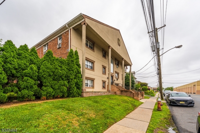 Property Photo:  816 W Grand St 2C  NJ 07202 