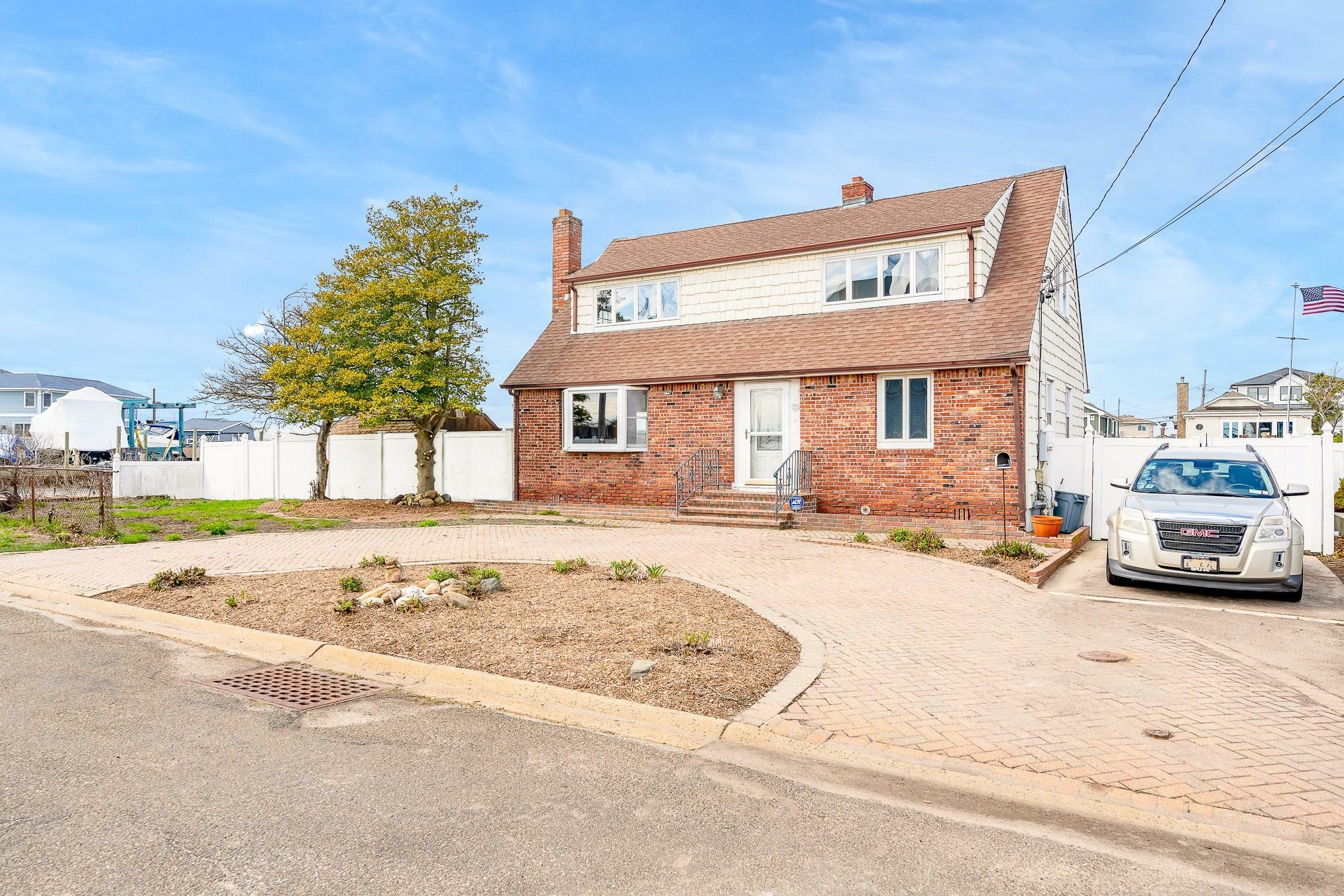 Property Photo:  39 Mitchell Avenue  NY 11702 