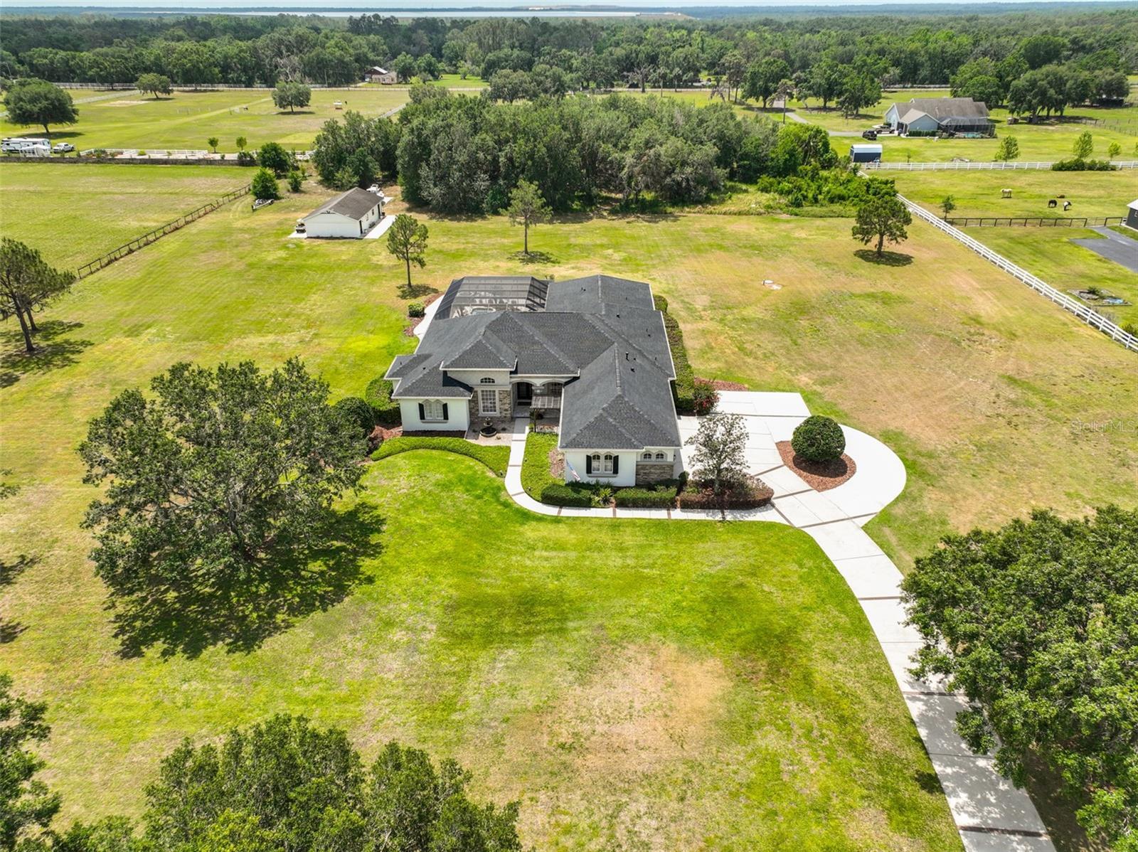 Property Photo: 18423 Lithia Towne Road FL 33547