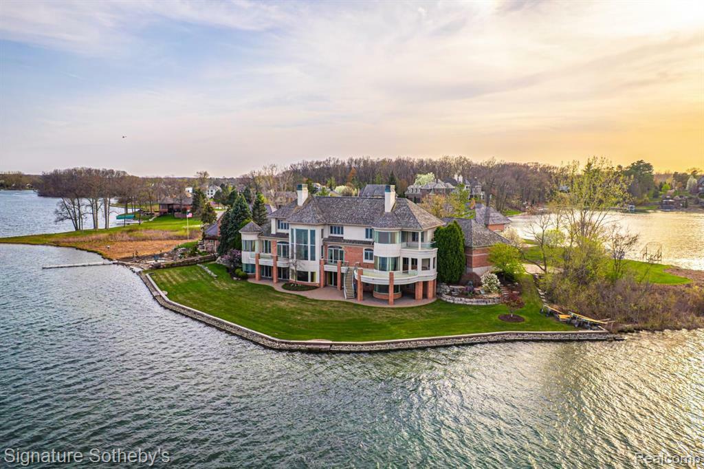 Property Photo: 82 Chateaux Du Lac MI 48430 9140