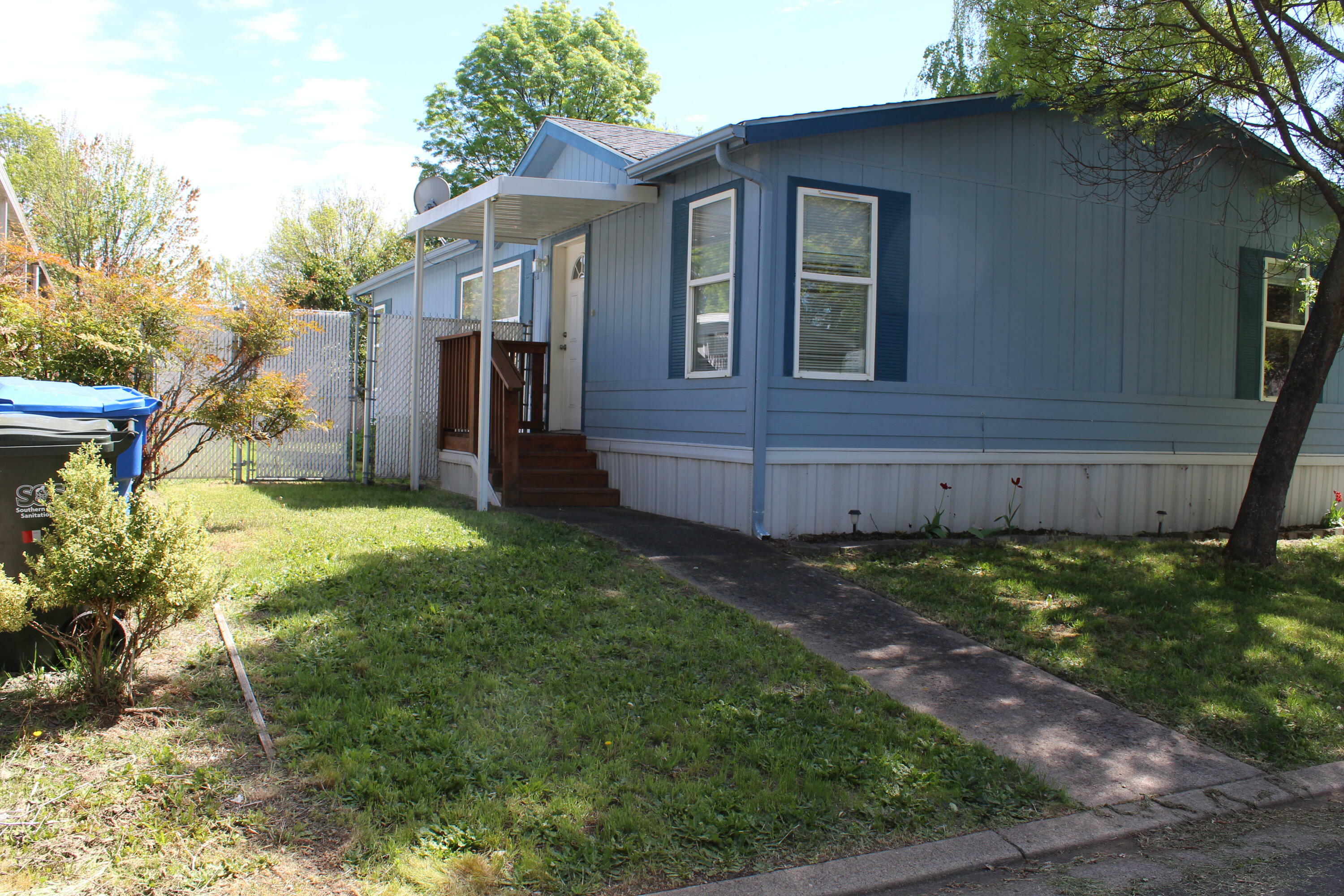 Property Photo: 633 E Archwood Drive 74 OR 97524