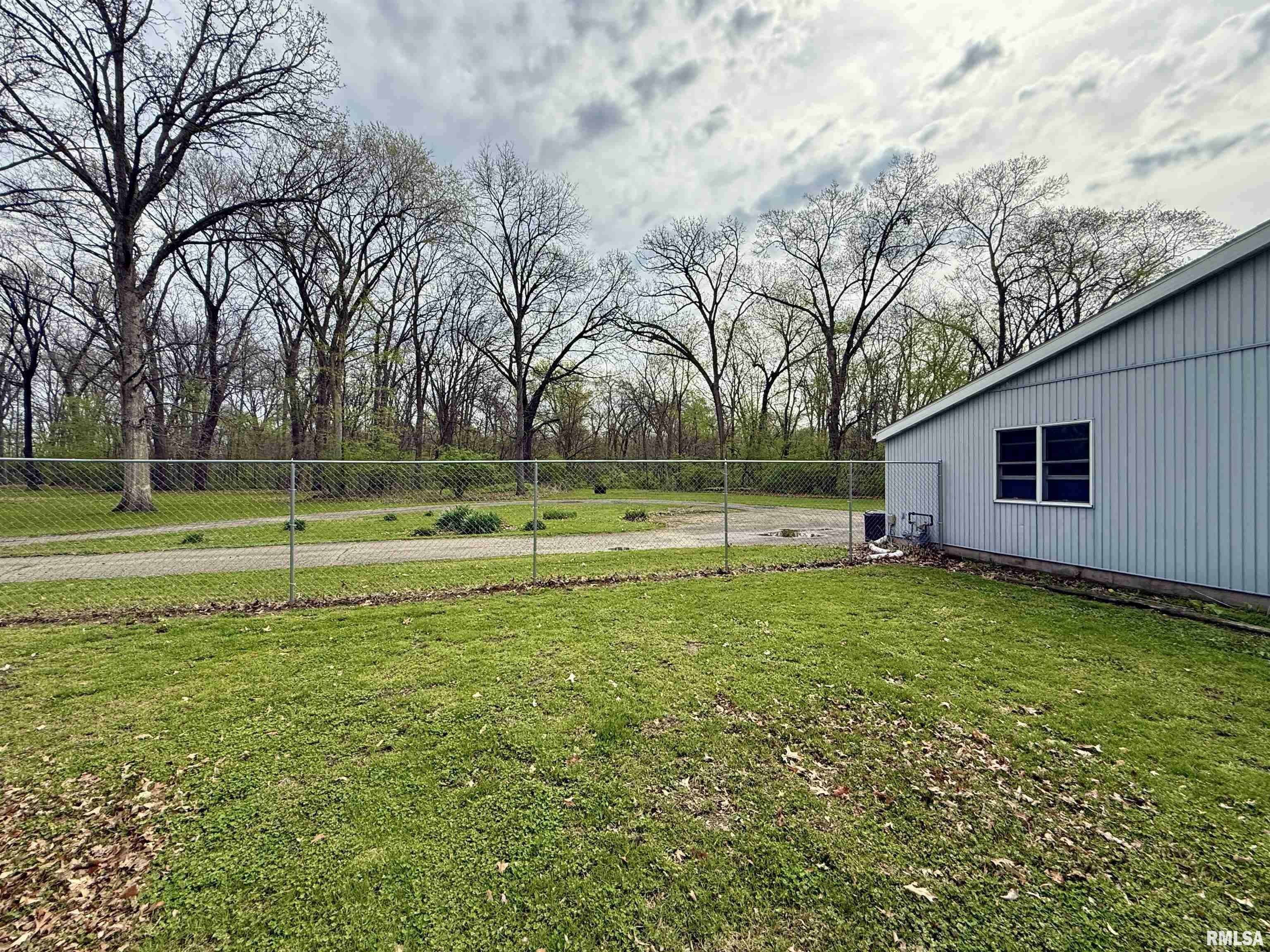 Property Photo: 568 Knox Hwy 26 IL 61401