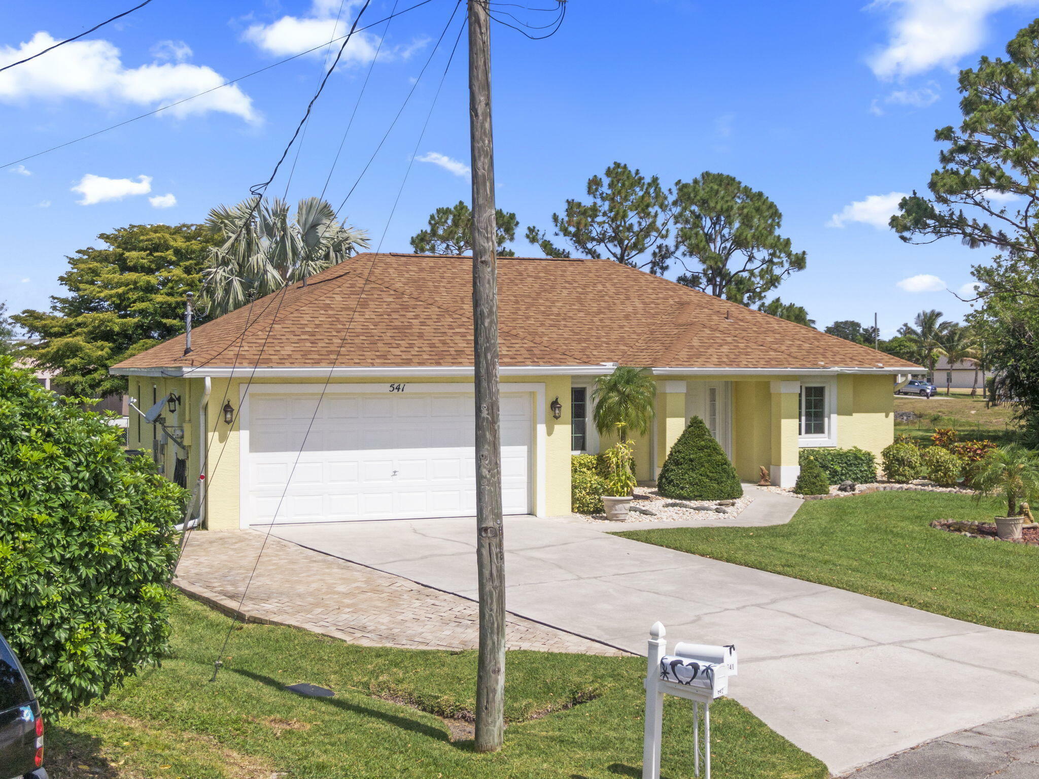 Property Photo: 541 SW Saturn Court FL 34953