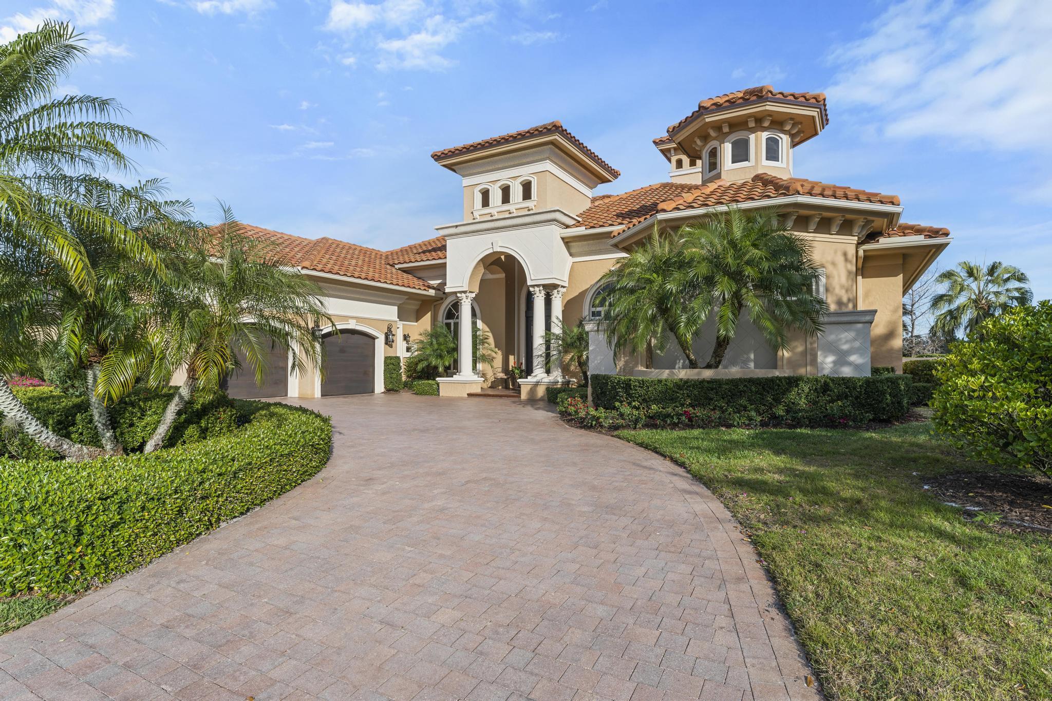 Property Photo: 124 SE Rio Casarano FL 34984