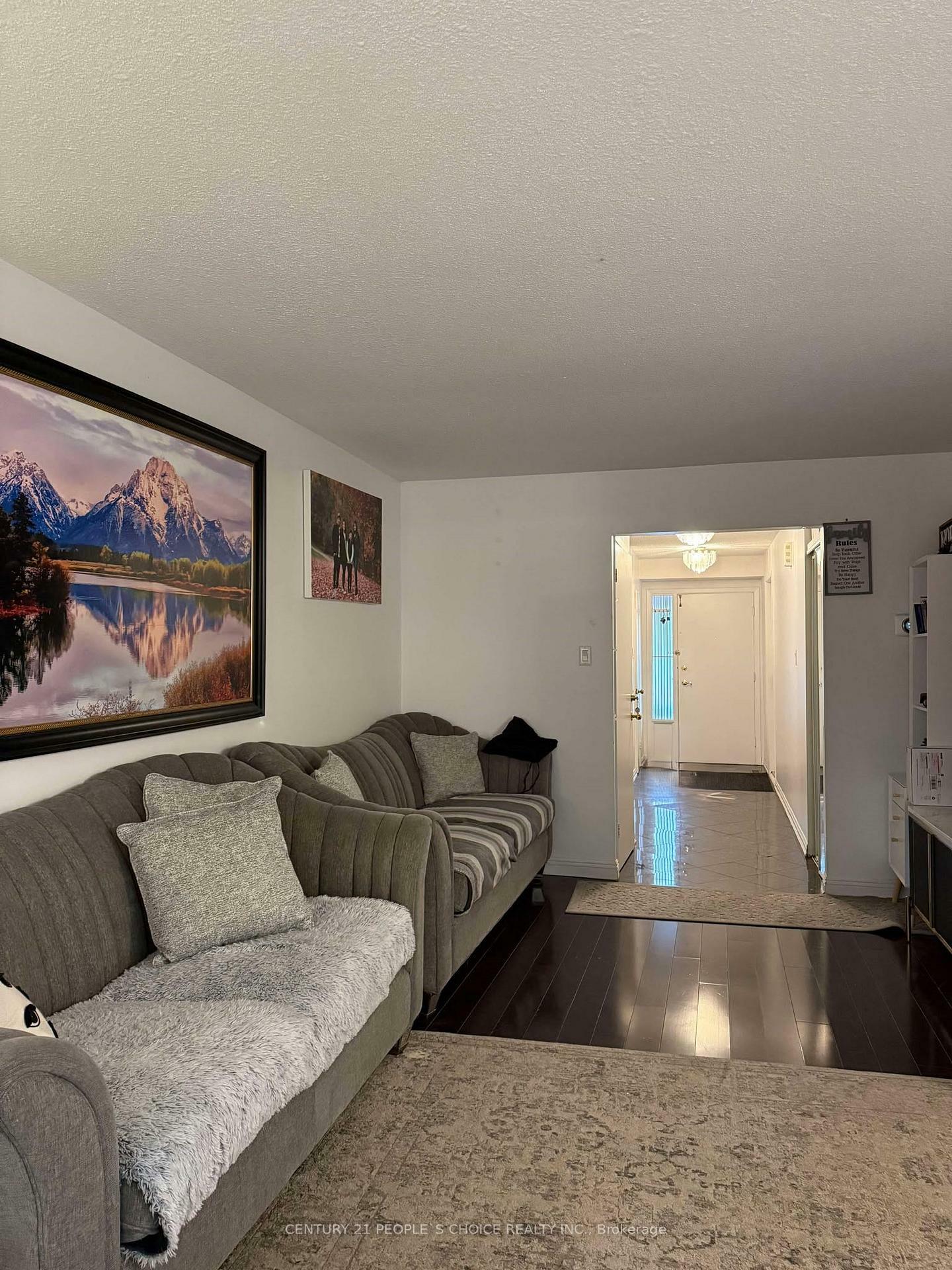 Property Photo:  101 Dundalk Drive 1  ON M1P 4V1 