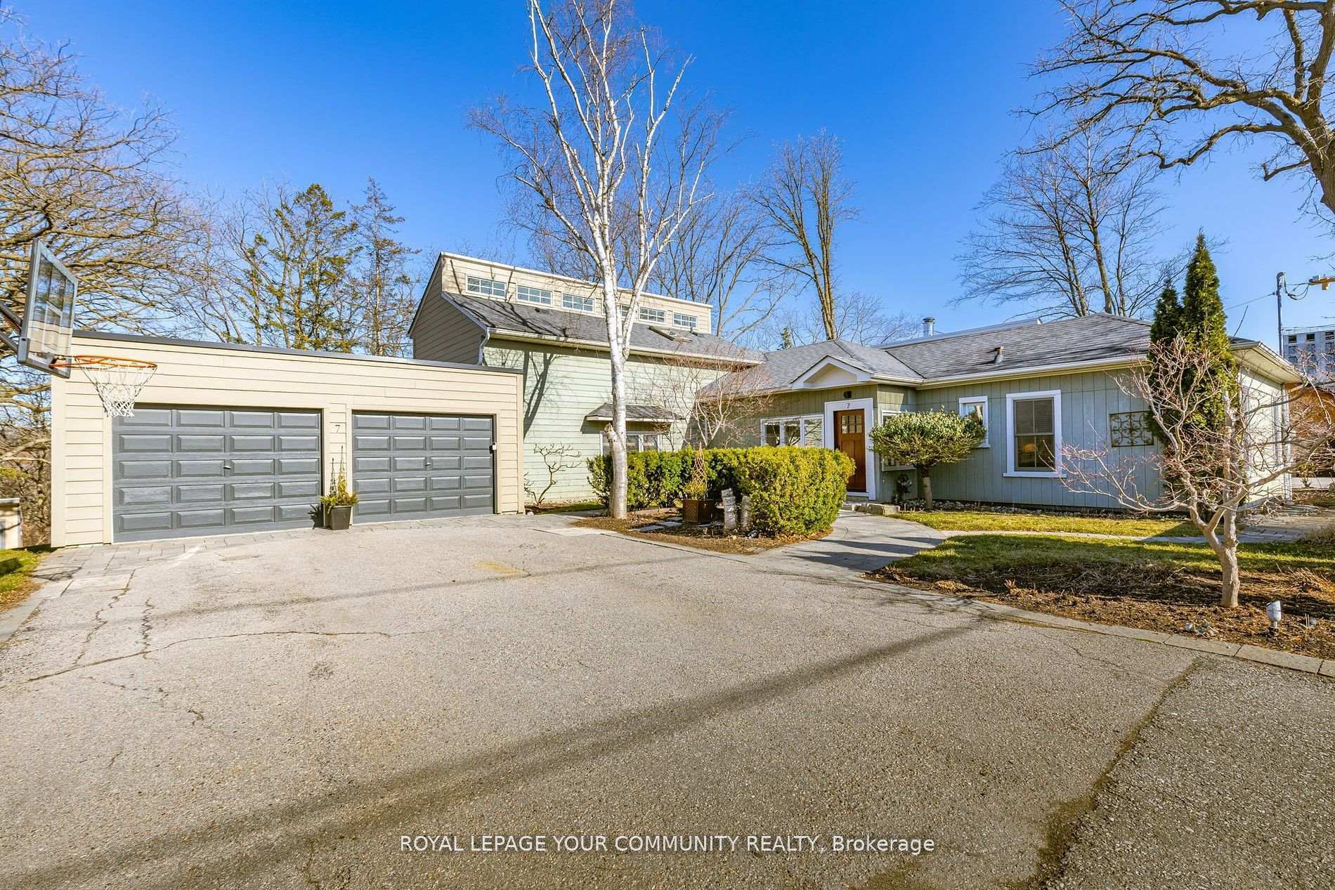 Property Photo: 7 Buttonville Crescent E ON L3R 0J9