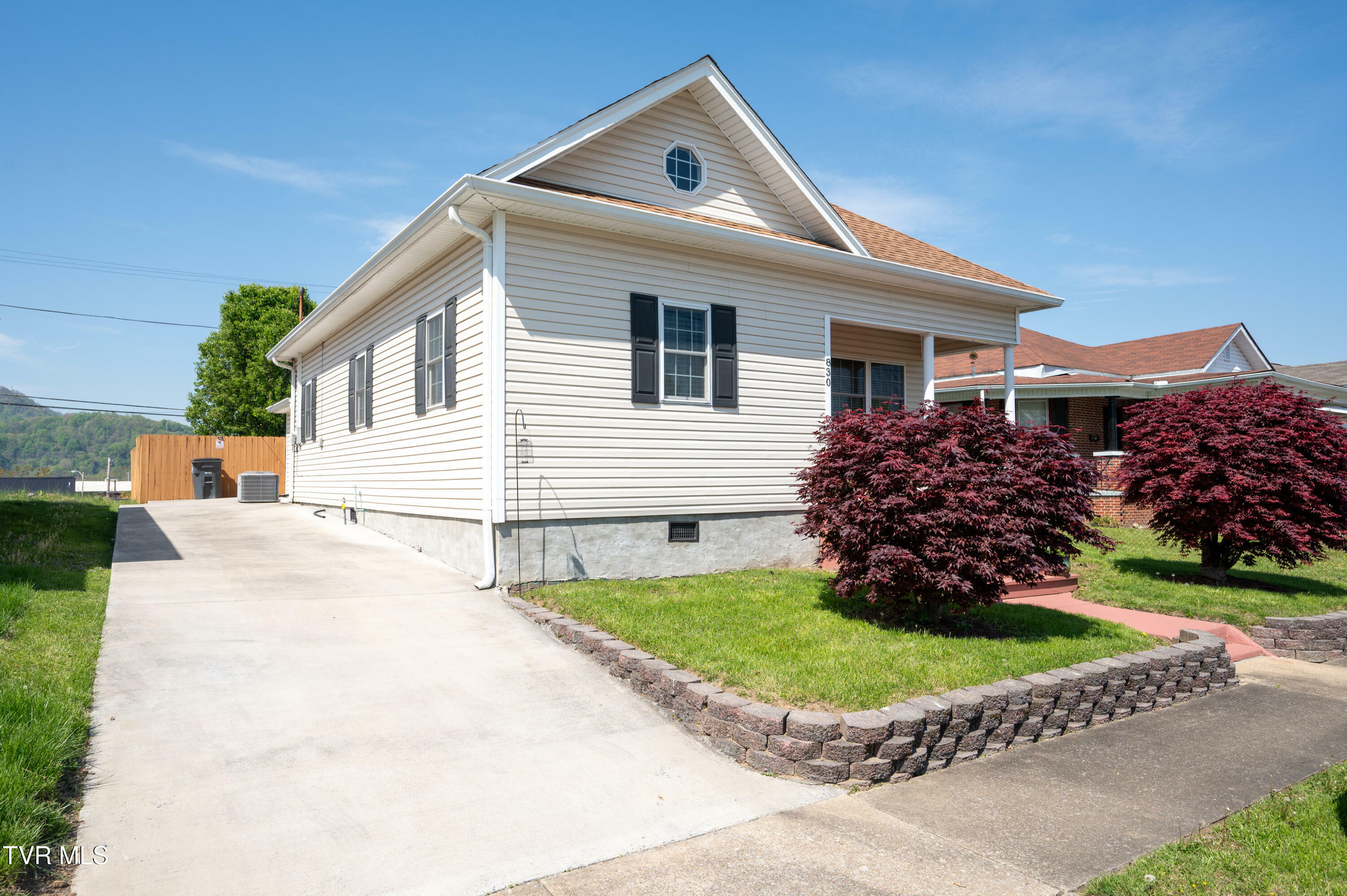 Property Photo: 830 Dale Street TN 37660