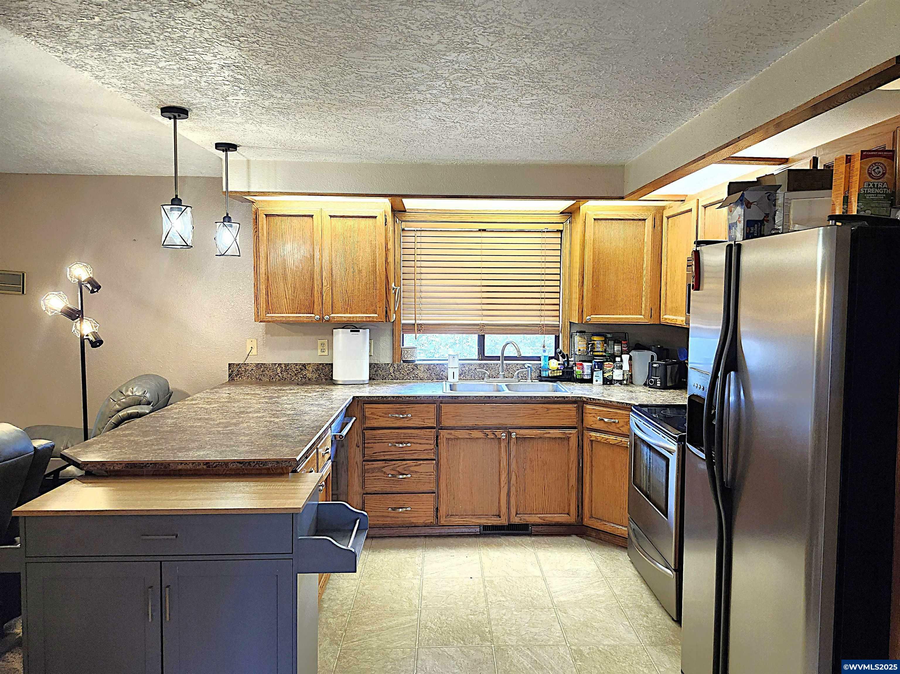 Property Photo: 1555 Rock Ledge Dr NE OR 97303