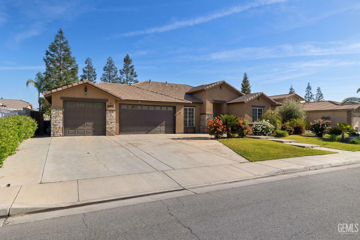 Property Photo: 10010 Silverthorne Drive CA 93314