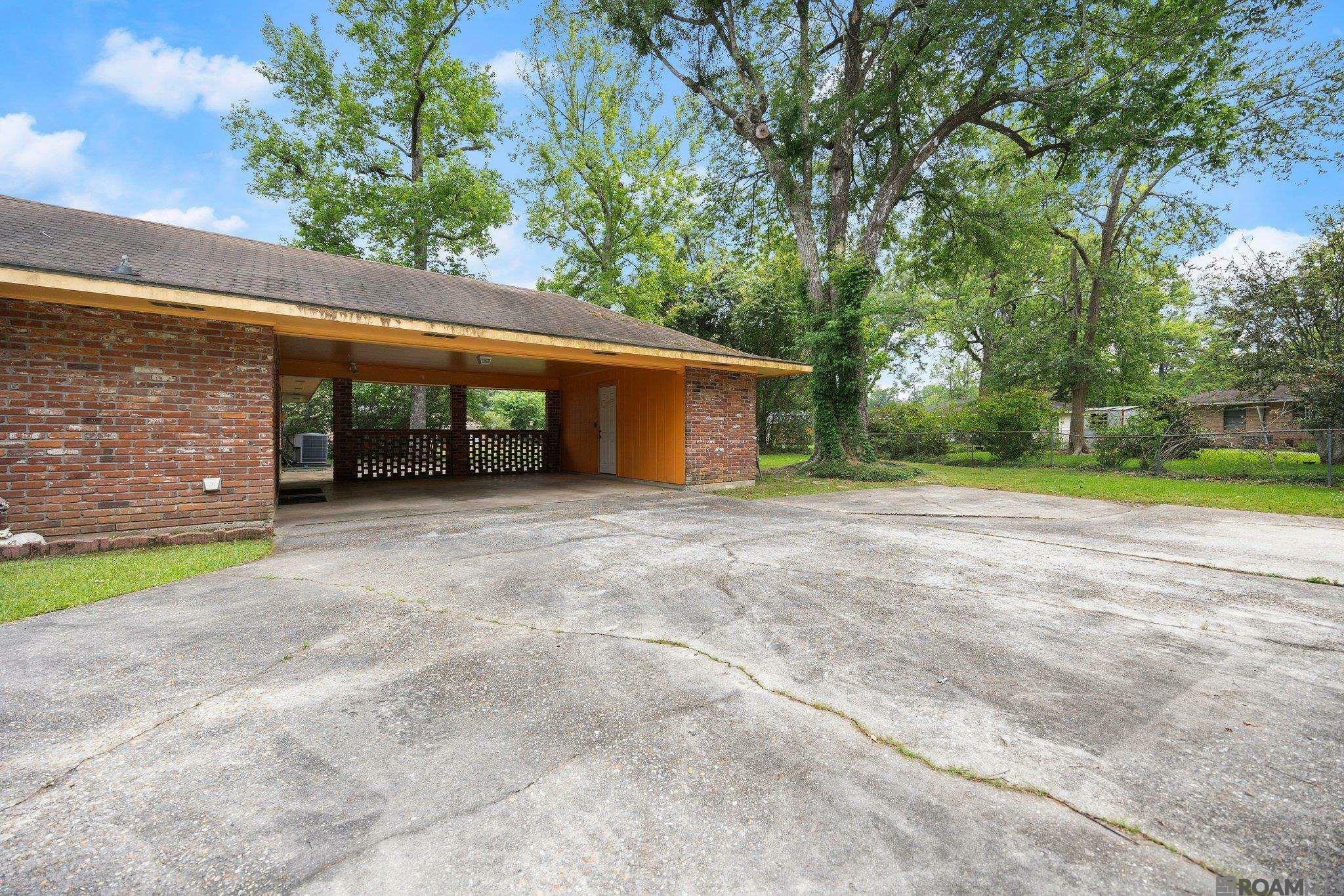 Property Photo: 921 Jane Dr LA 70726