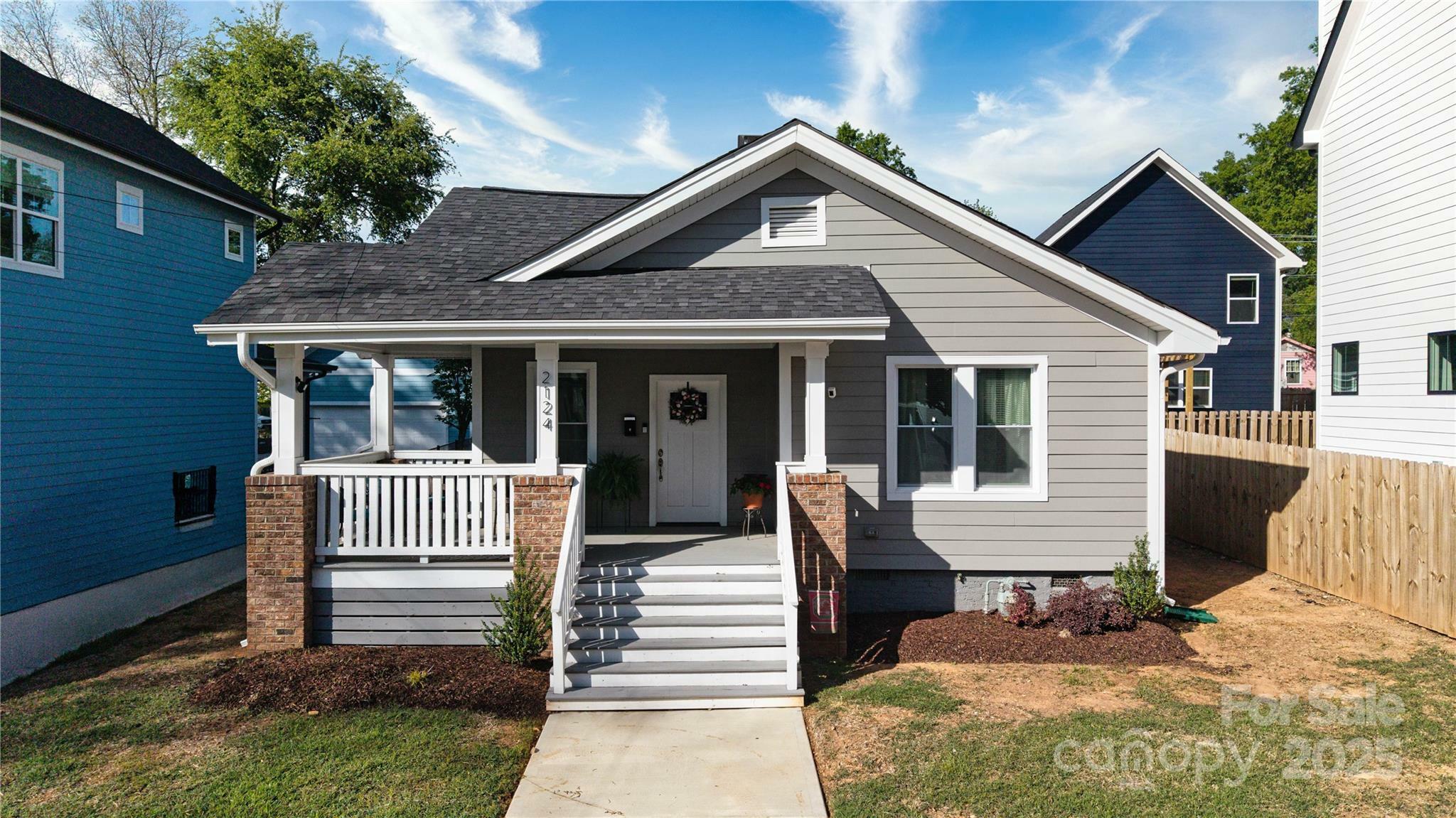 Property Photo: 2124 Roslyn Avenue NC 28208