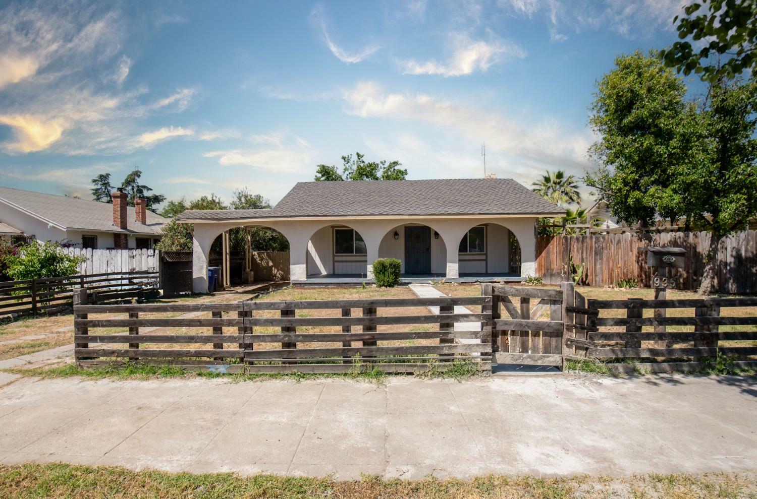 Property Photo: 935 E Fedora Avenue CA 93704