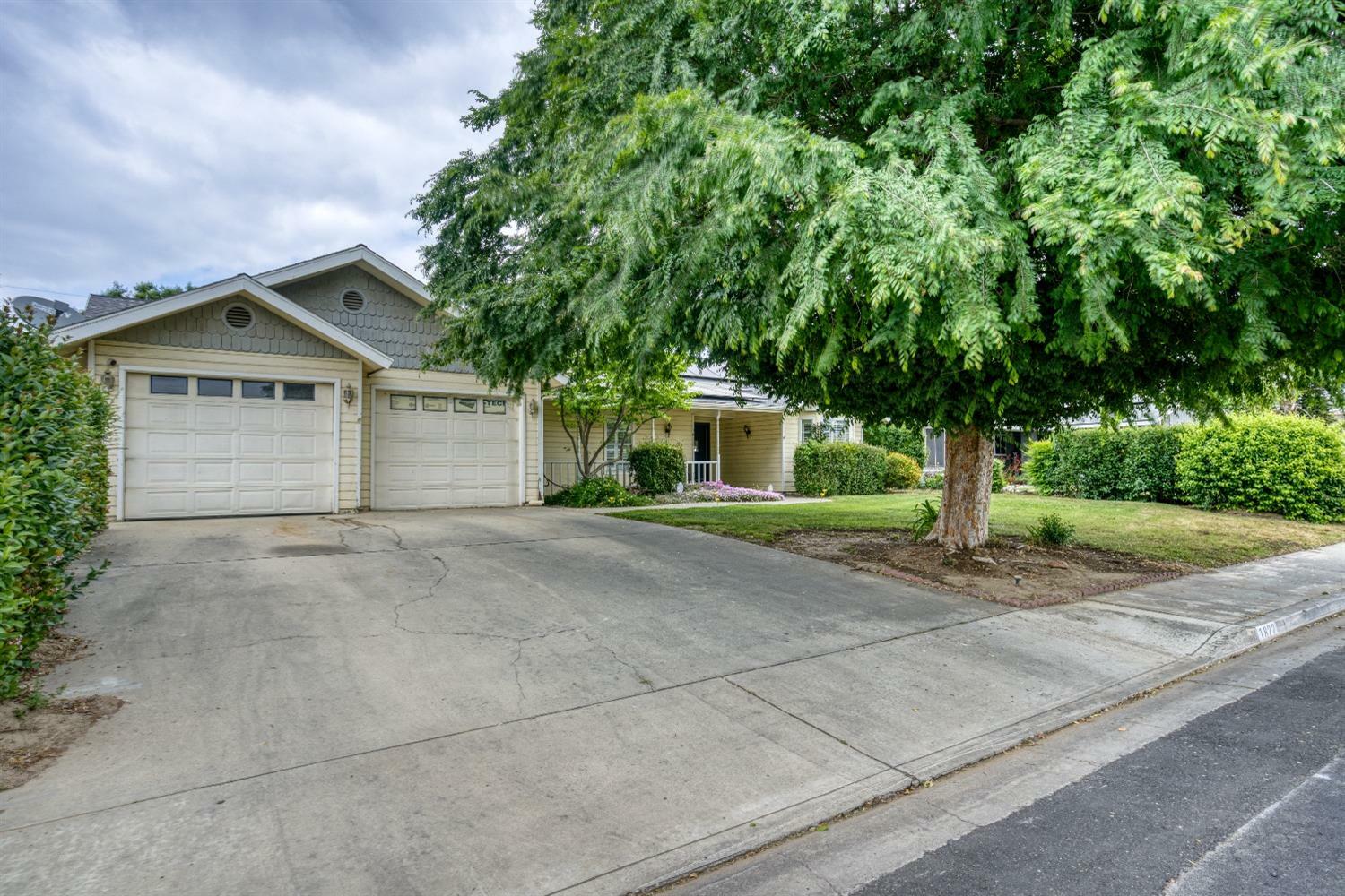 Property Photo: 1822 E Mary CA 93292