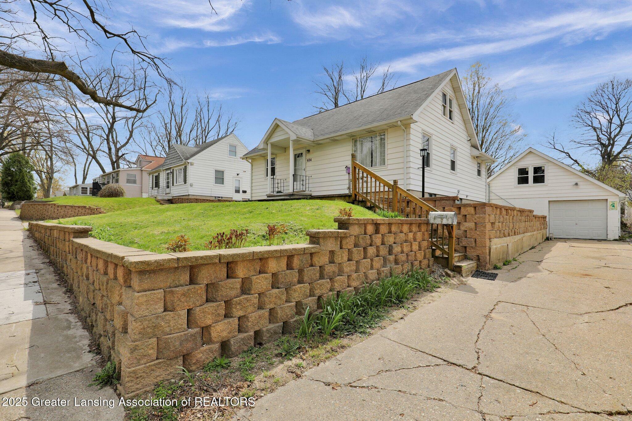 Property Photo:  624 Vernon Avenue  MI 48910 