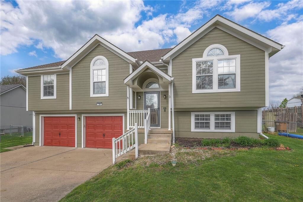 Property Photo:  700 S Sunset Lane  MO 64083 