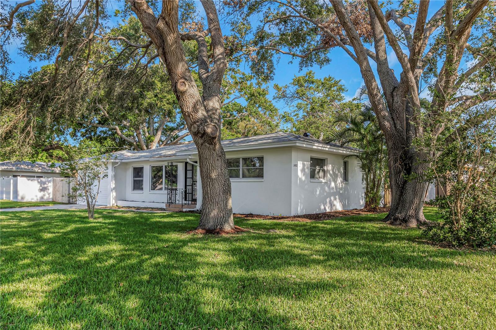 Property Photo: 1432 S Keene Road FL 33756