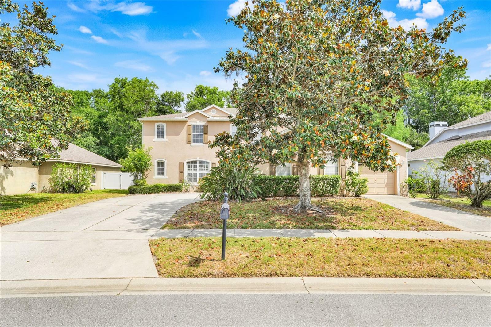 Property Photo: 422 Sandringham Court FL 32708