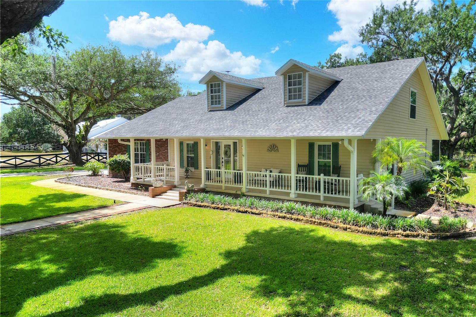 Property Photo: 930 Country Oaks Lane FL 33810