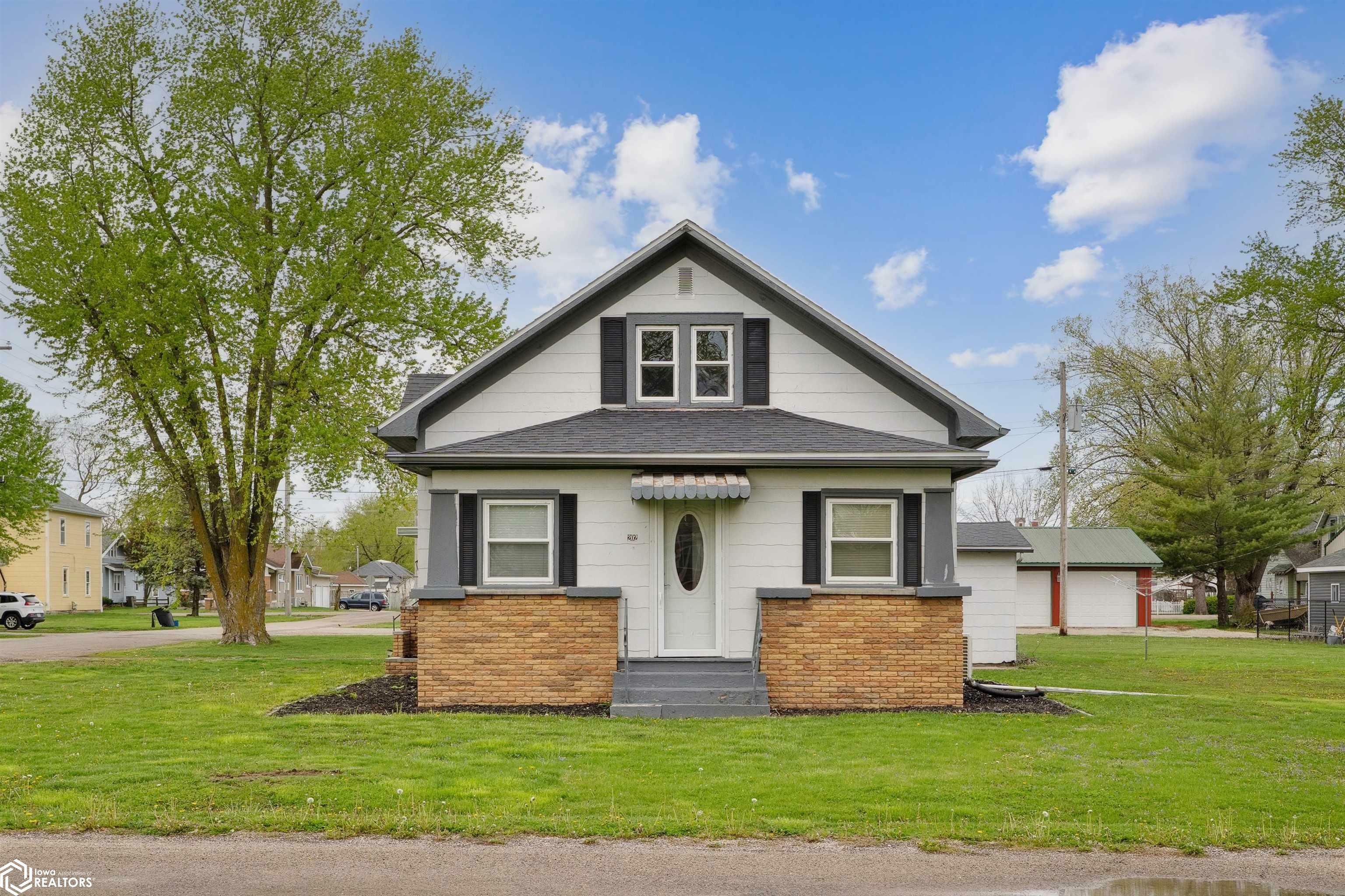 Property Photo: 202 Lynn Street IA 52625