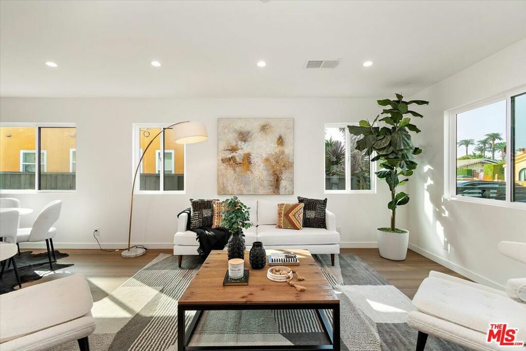 Property Photo:  2700 S Palm Grove Avenue  CA 90016 