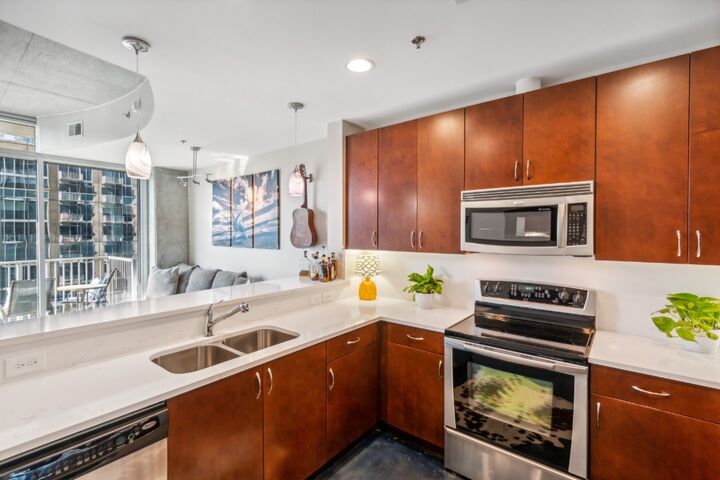 Property Photo: 301 Demonbreun St 1719 TN 37201