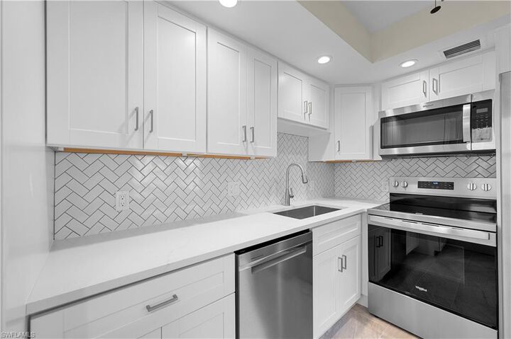 Property Photo: 1155 Sandpiper St E1 FL 34102