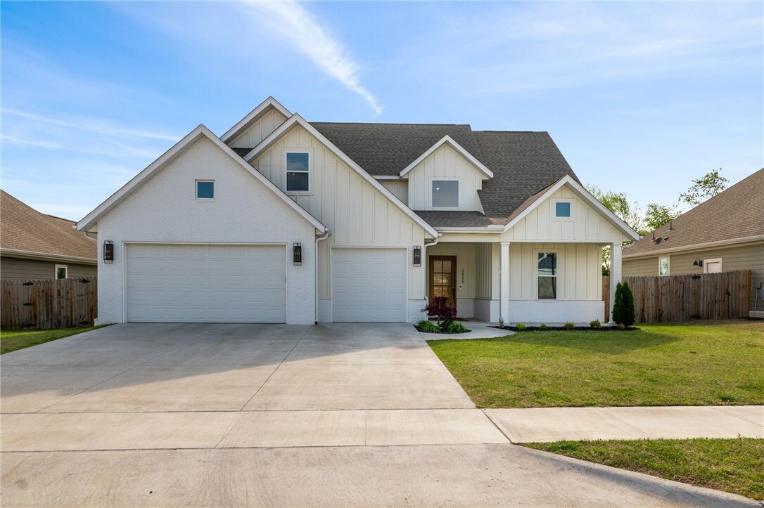 Property Photo:  2805 S 20th Street  AR 72758 