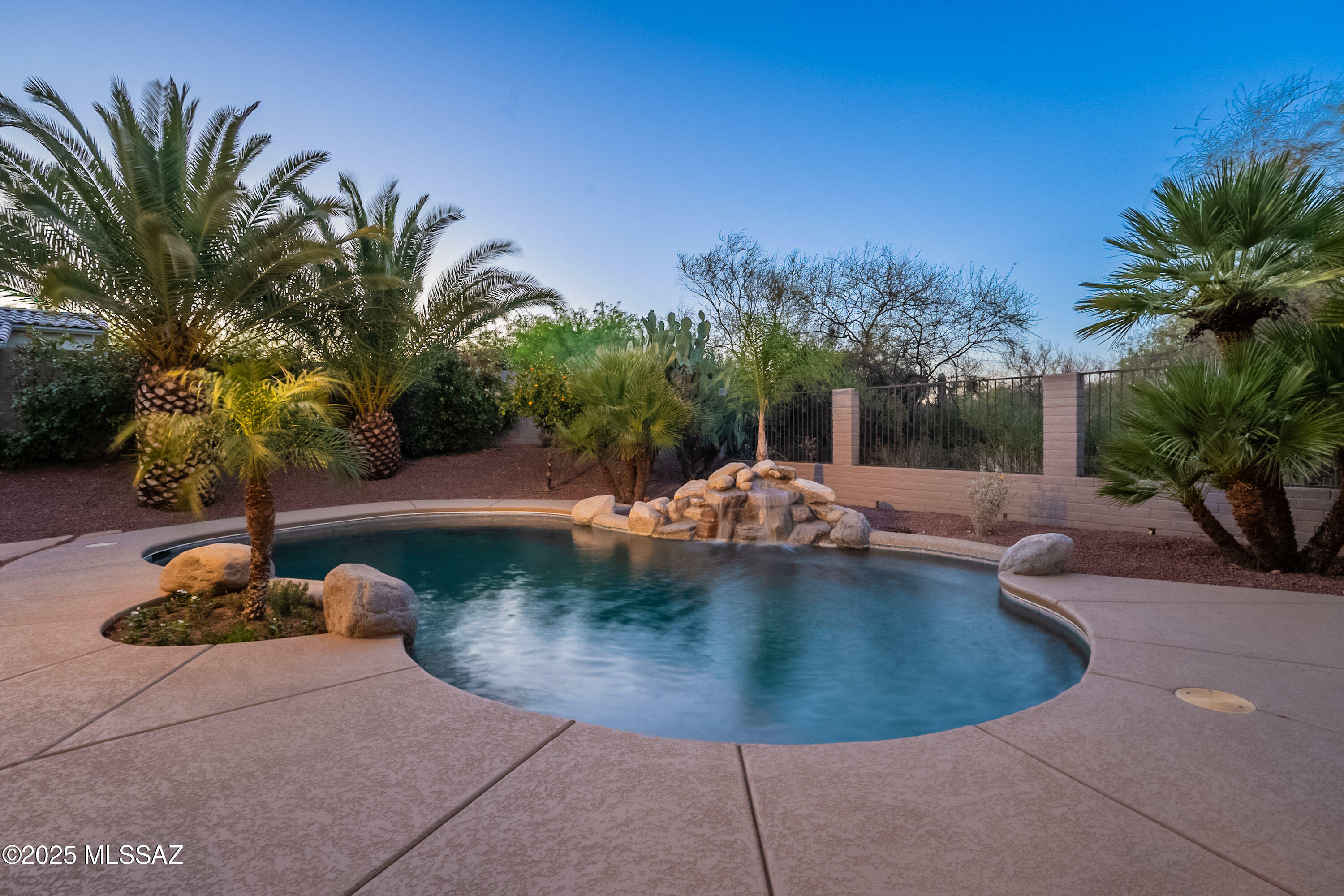 Property Photo:  829 E Hickman Drive  AZ 85737 