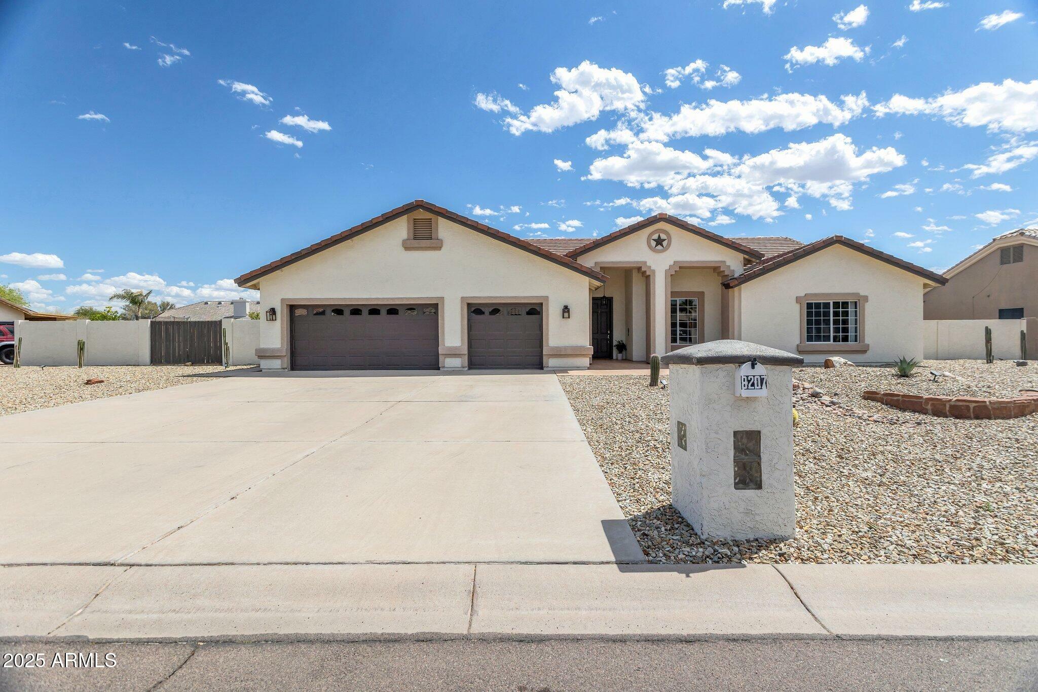 Property Photo: 8207 W Planada Lane AZ 85383