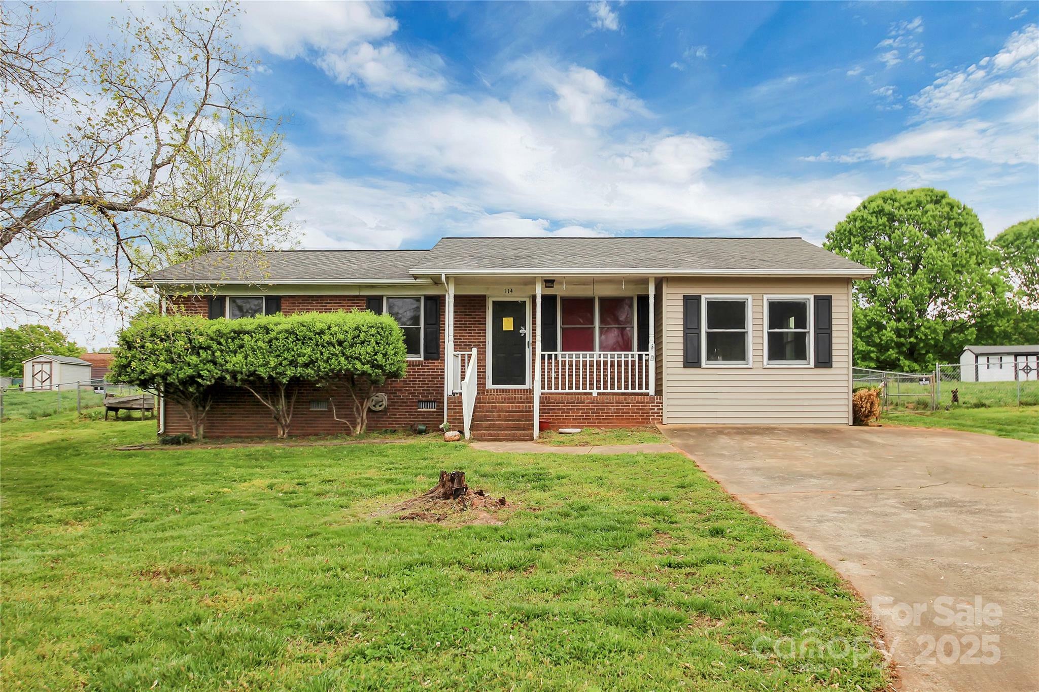 Property Photo: 114 Southglenn Drive NC 28152