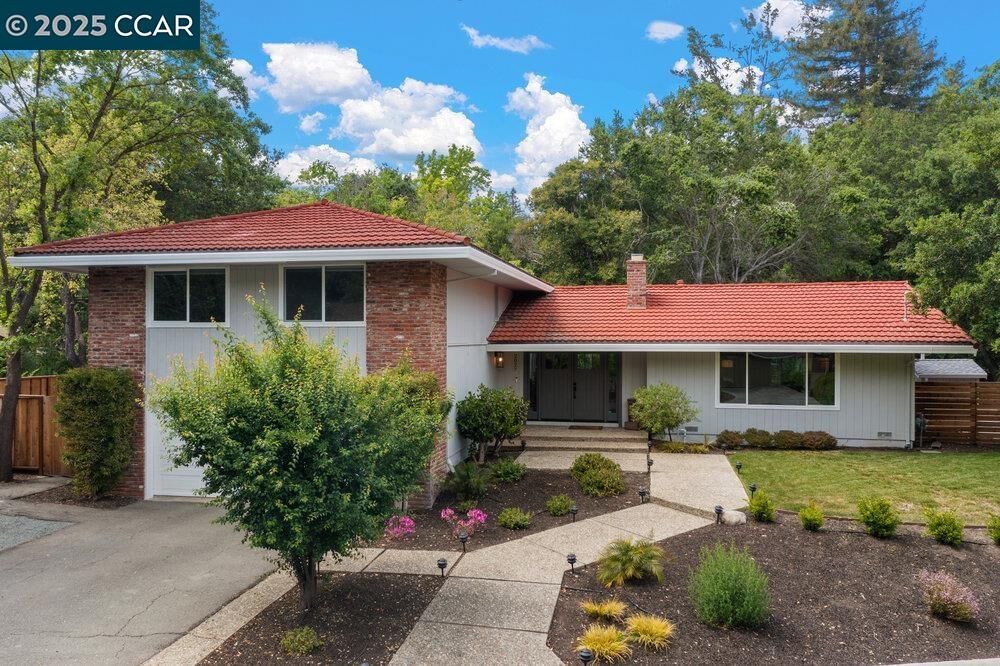 Property Photo: 2027 Mohawk Dr CA 94523
