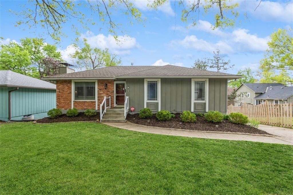 Property Photo: 407 E 89th Street MO 64131