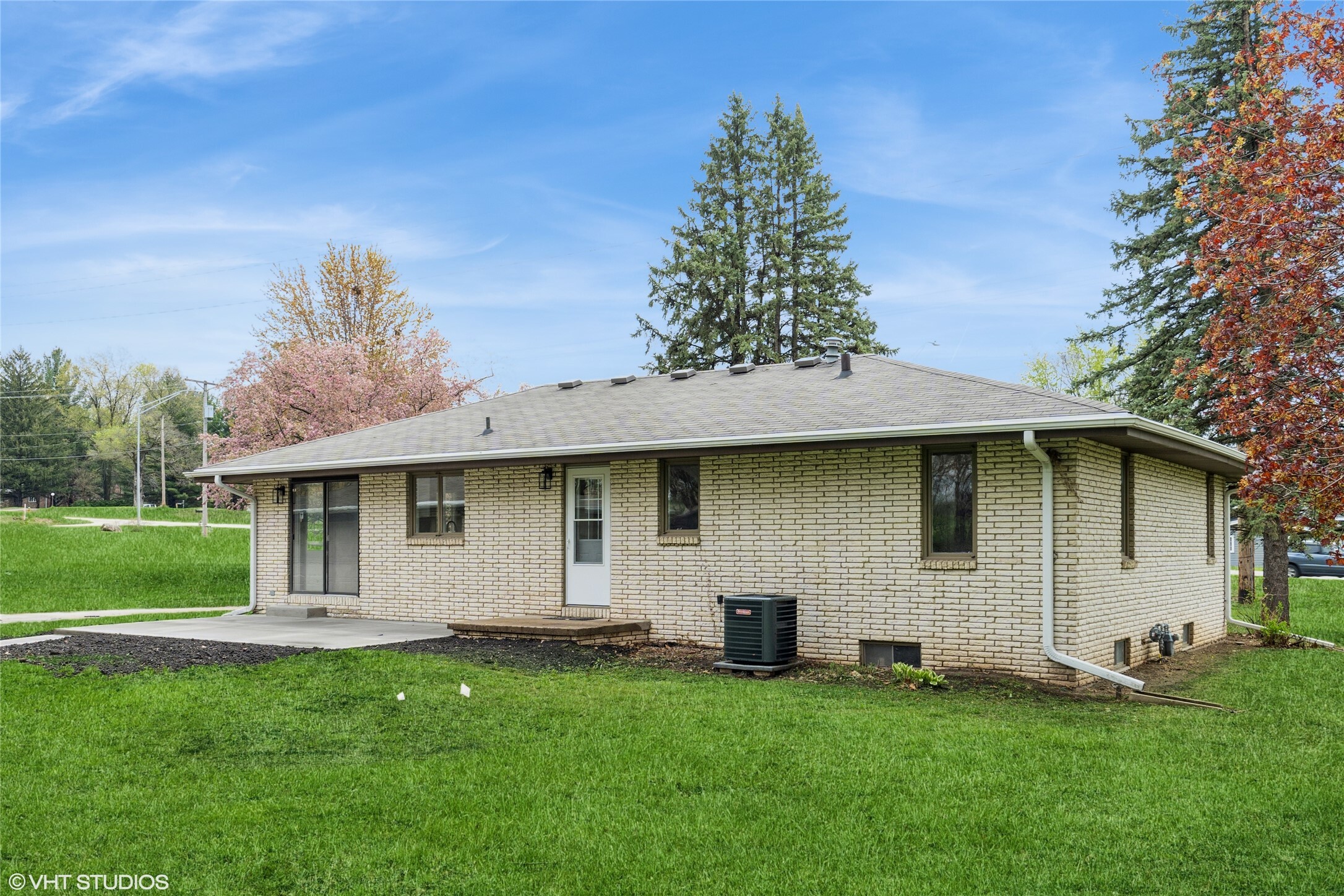 Property Photo: 3856 E Broadway Avenue IA 50317