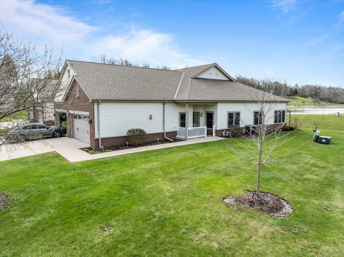 Property Photo: 652 Pleasantwood Dr 4 WI 53040