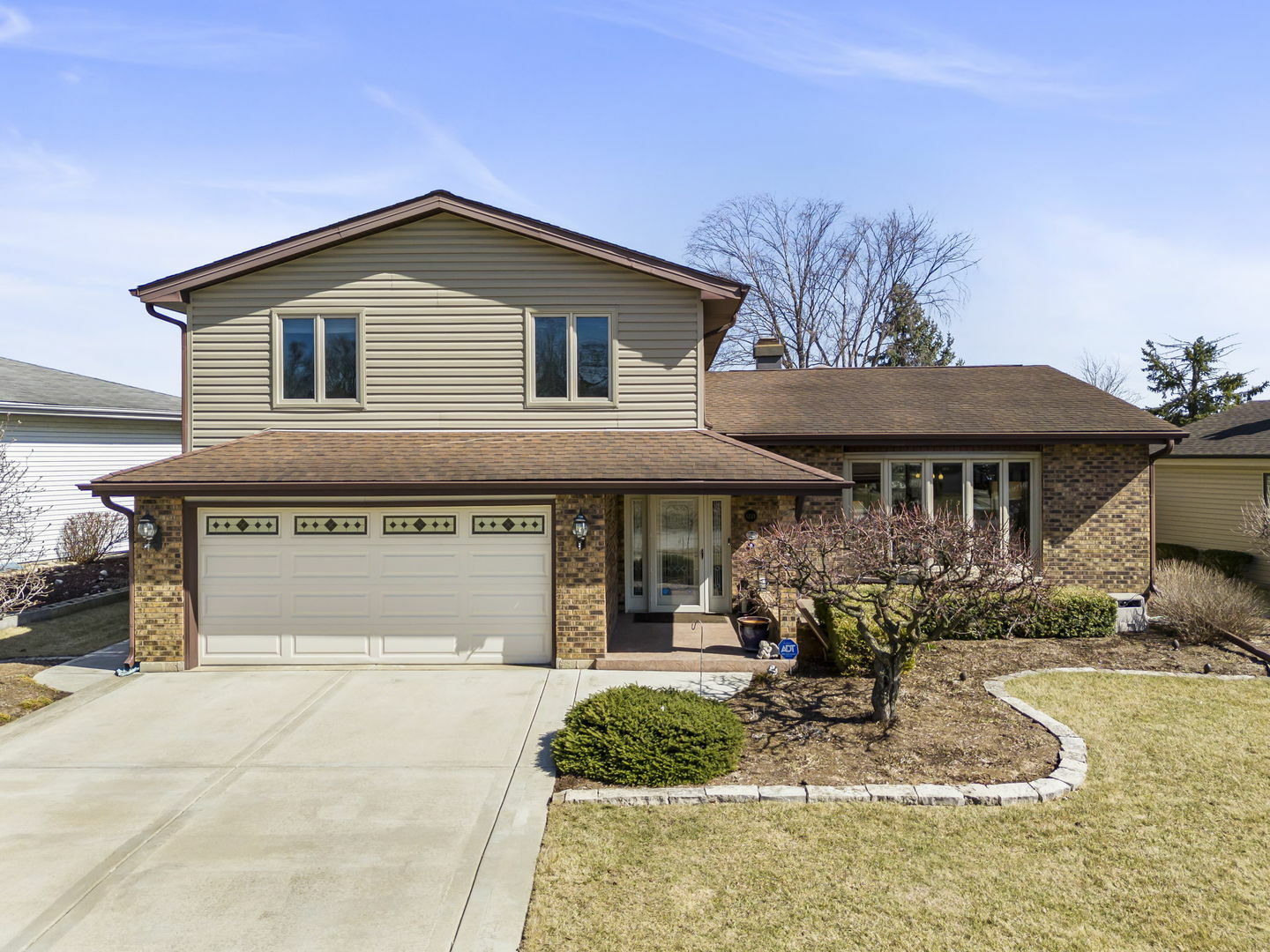 Property Photo: 1221 N Hickory Trail IL 60101